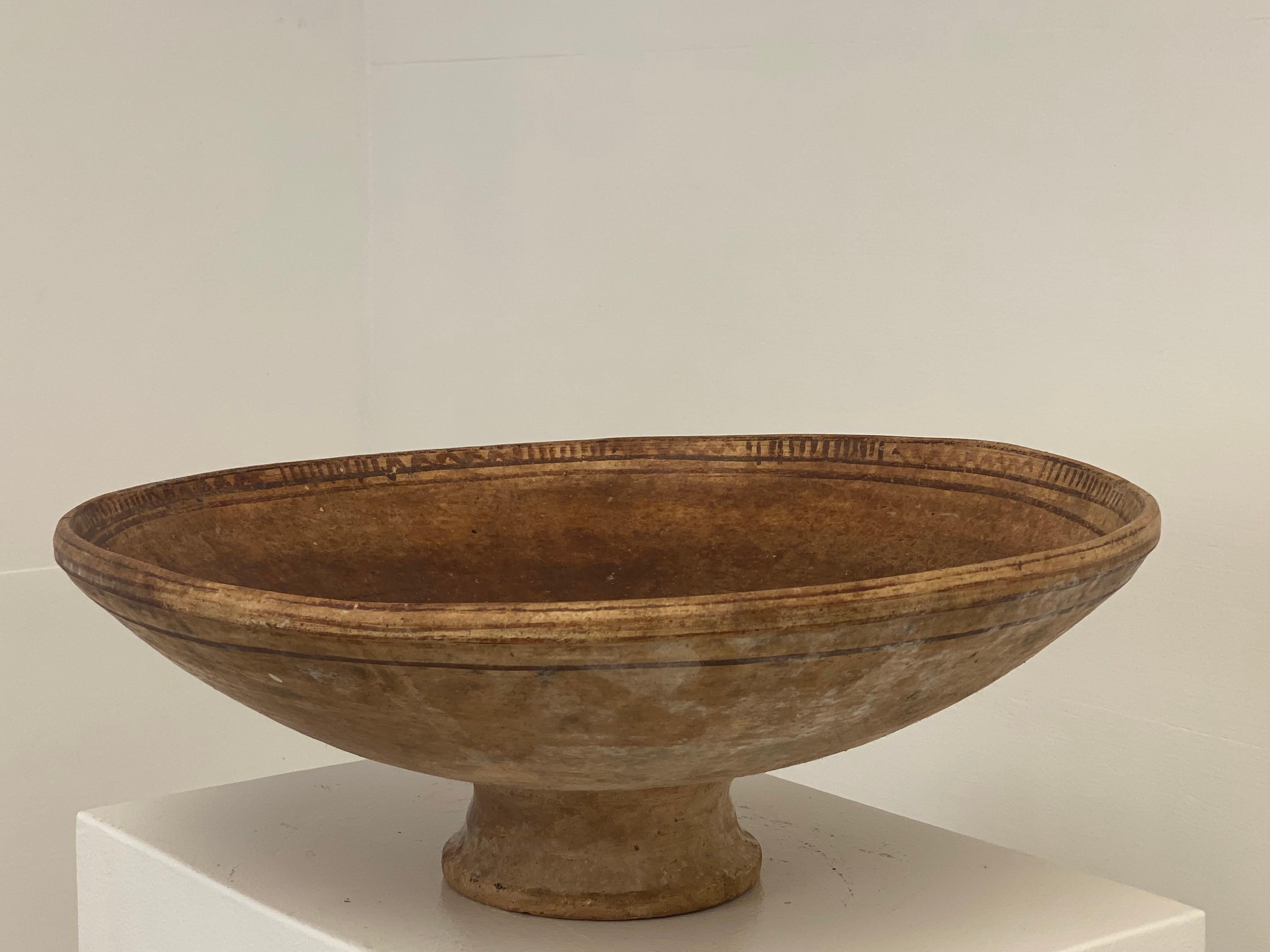 Antique, Terracotta Berber Bowl on a central foot In Excellent Condition For Sale In Schellebelle, BE