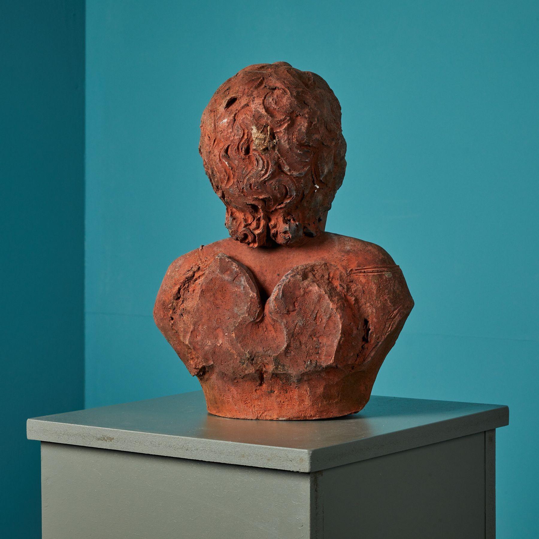 Buste ancien d'un chérubin en terre cuite Bon état - En vente à Wormelow, Herefordshire
