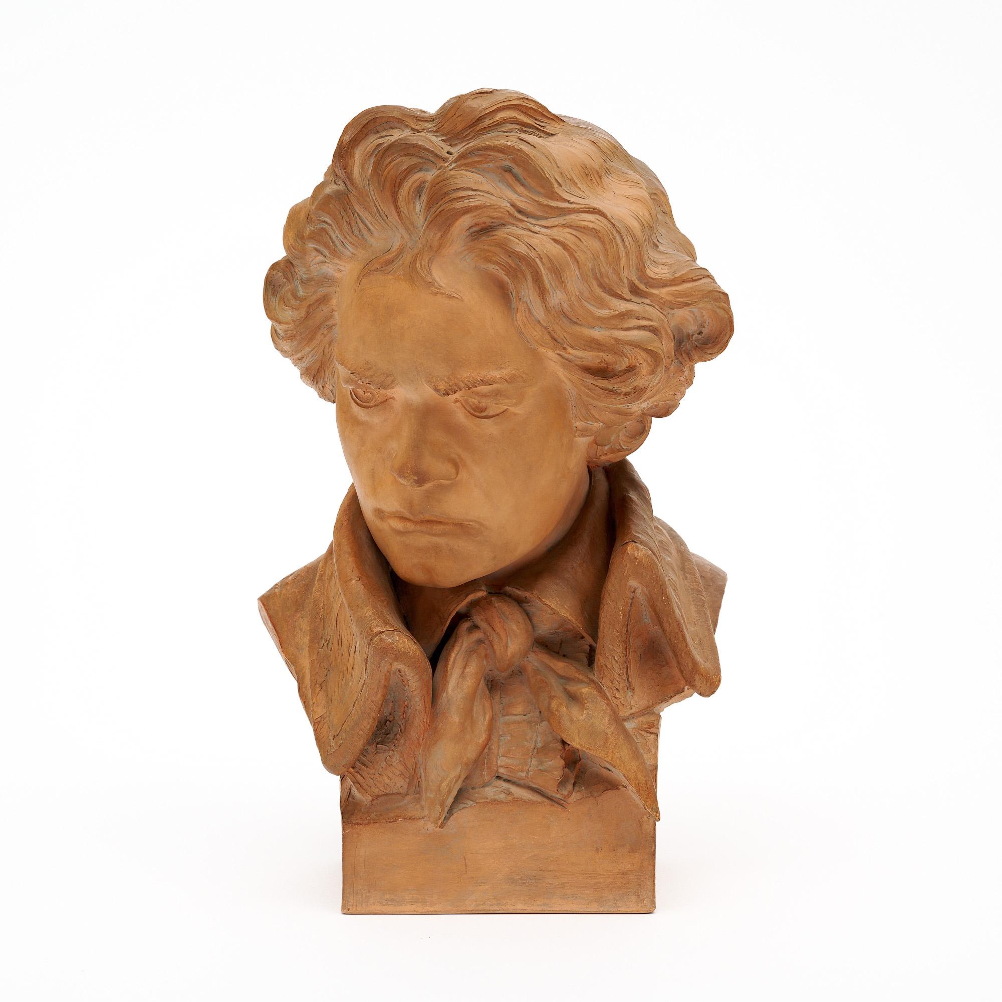 Busto antiguo de Francia fabricado hacia 1900. La escultura está realizada en terracota con una hermosa pátina original. Presenta el busto del famoso compositor alemán Beethoven, incluyendo su famoso comportamiento extravagante y su peinado. Esta