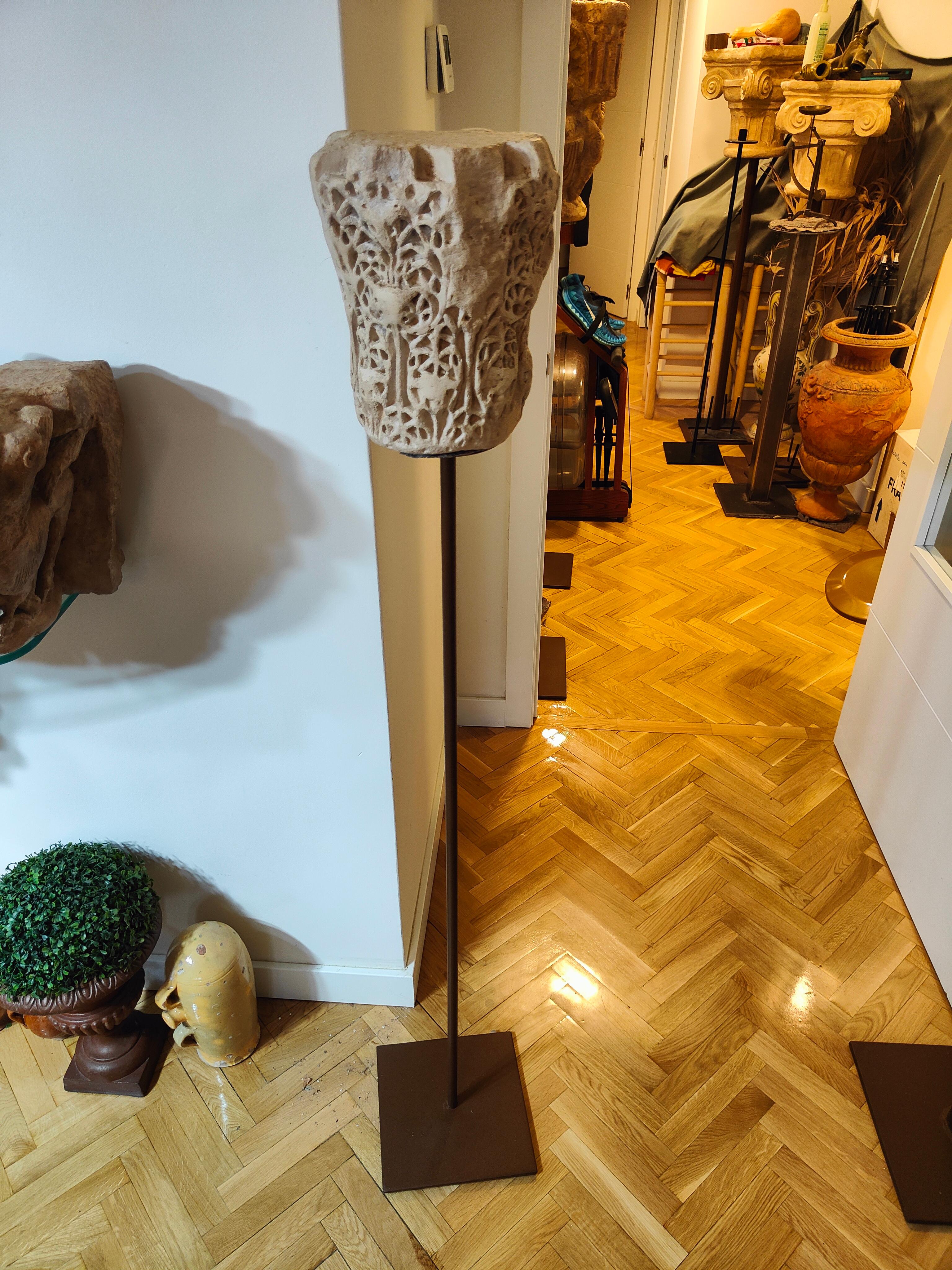 Añade un toque de elegancia histórica a tu colección con este capitel antiguo de terracota. Con intrincados diseños arabescos, esta pieza es un bello ejemplo de arte arquitectónico, que ofrece un elemento único y decorativo a cualquier