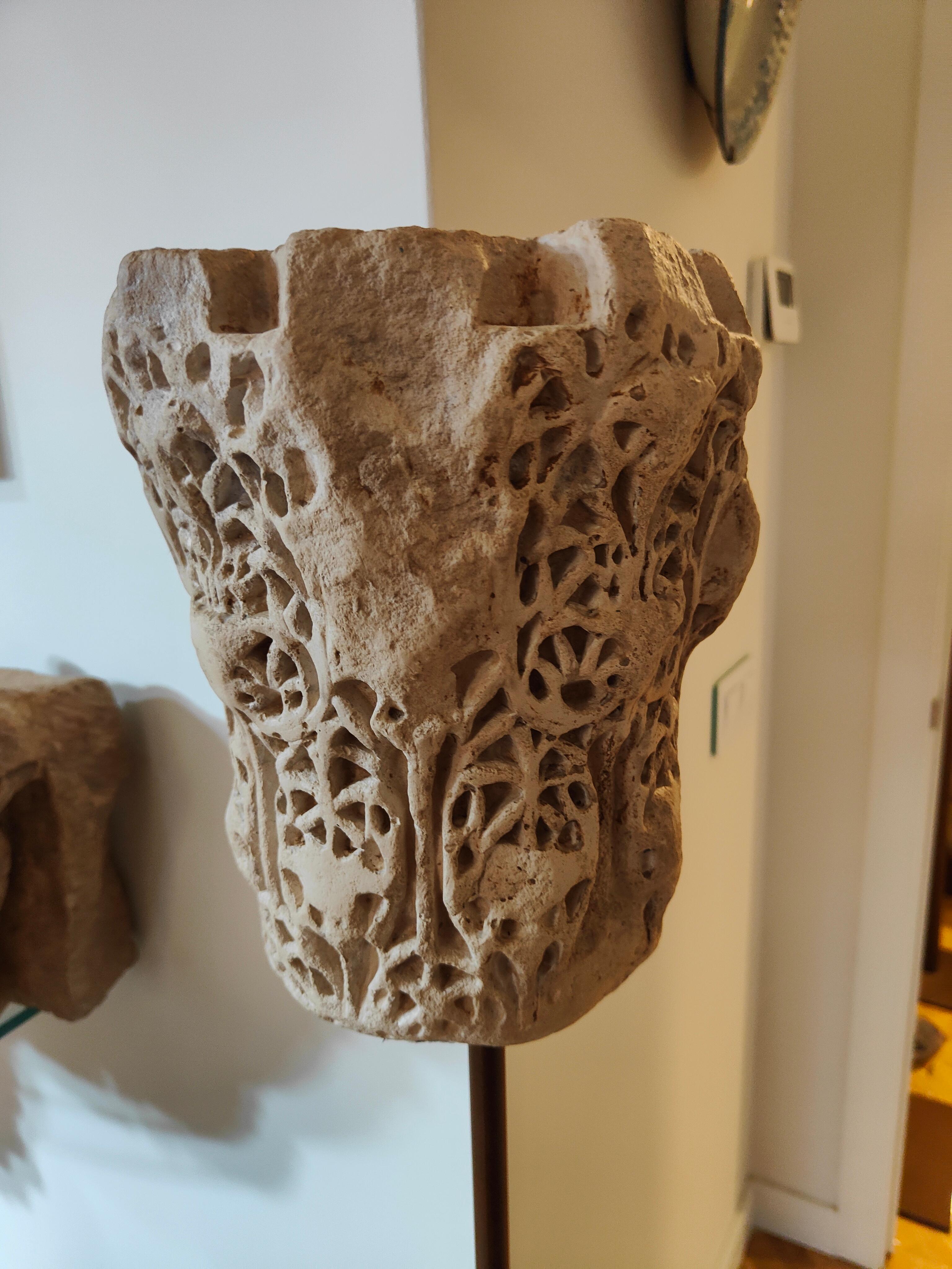 Capitel antiguo de terracota de estilo arabesco Fines del siglo XIX en venta