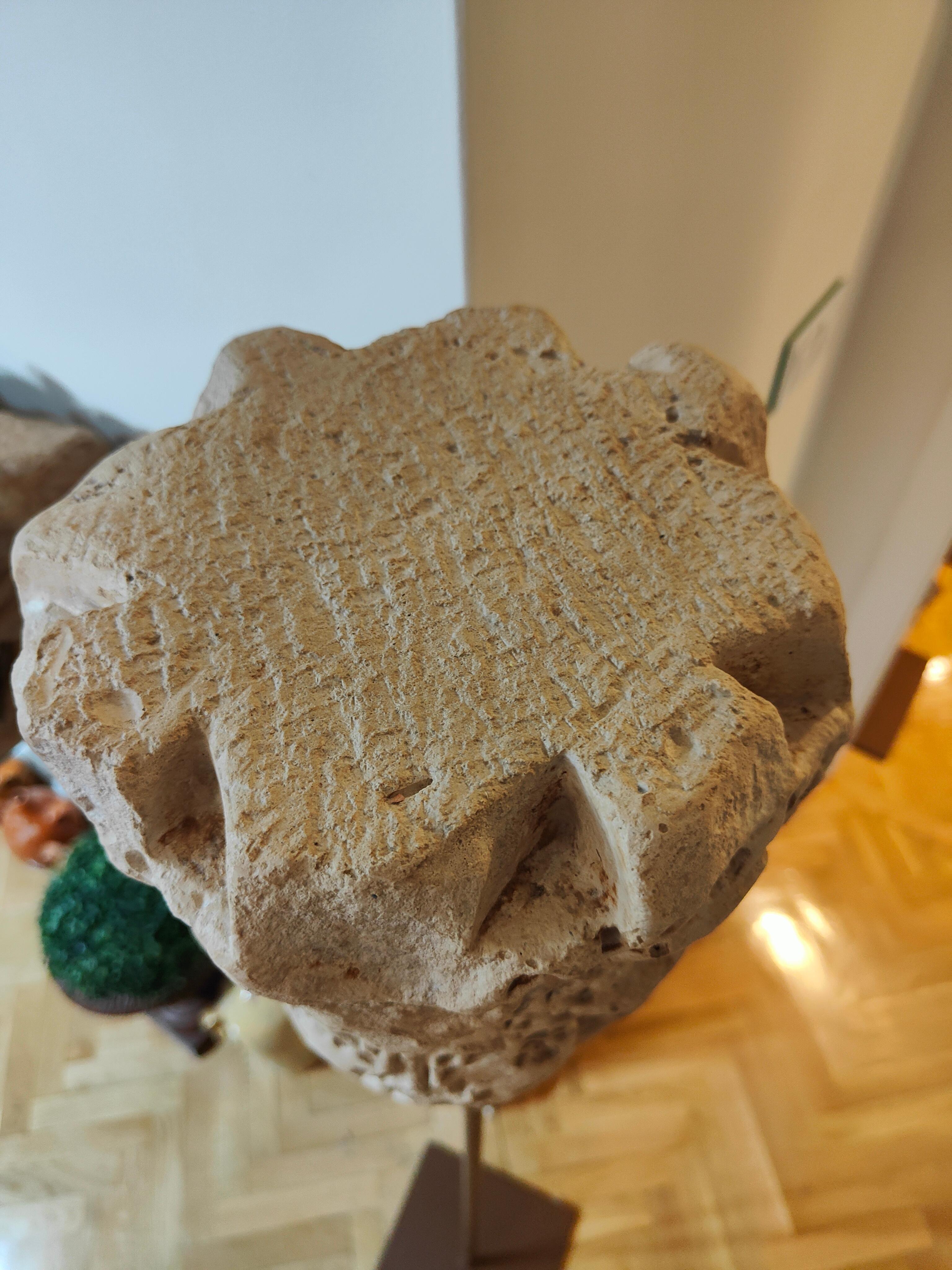 Capitel antiguo de terracota de estilo arabesco en venta 1