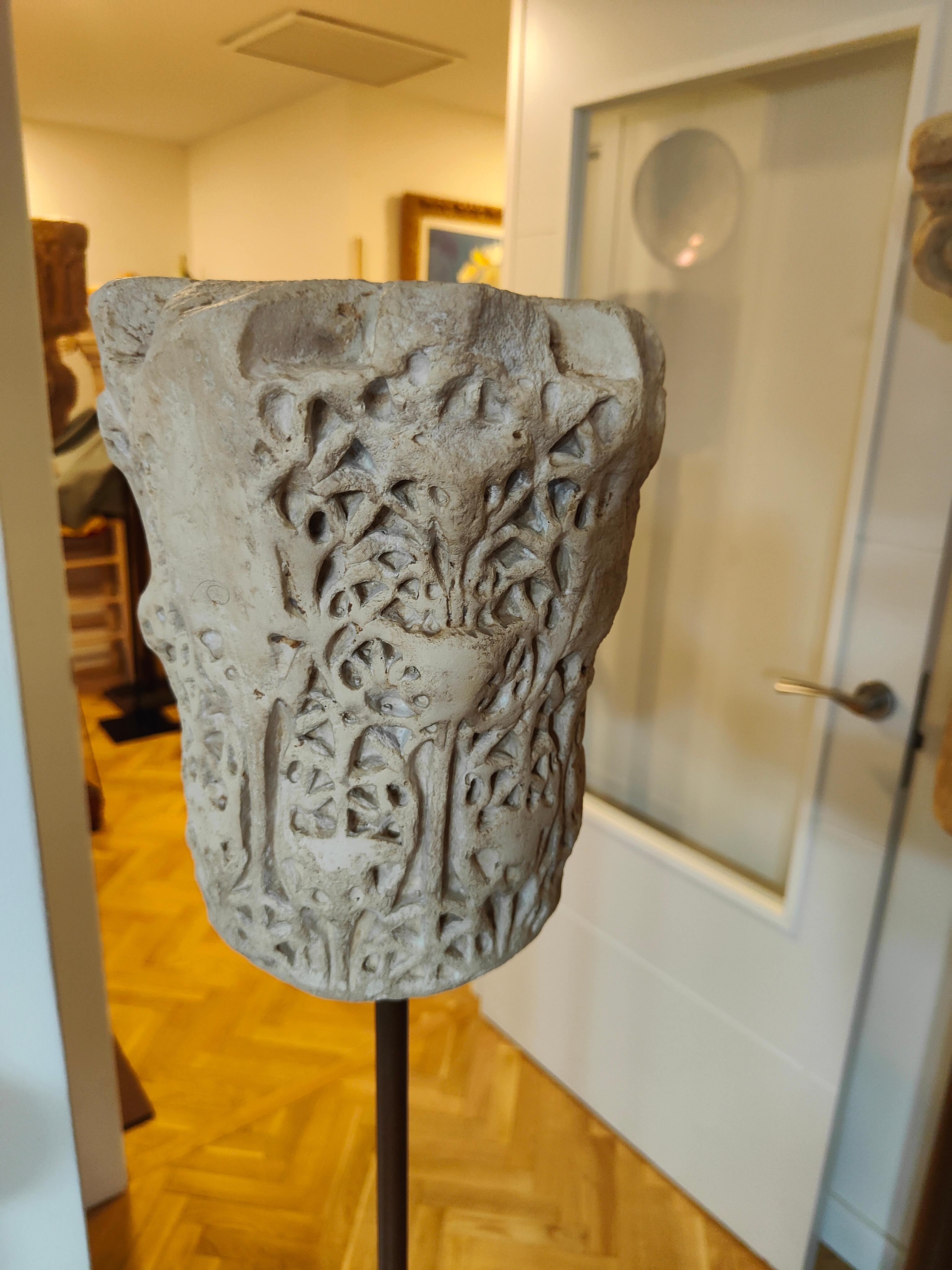 Capitel antiguo de terracota de estilo arabesco en venta 2