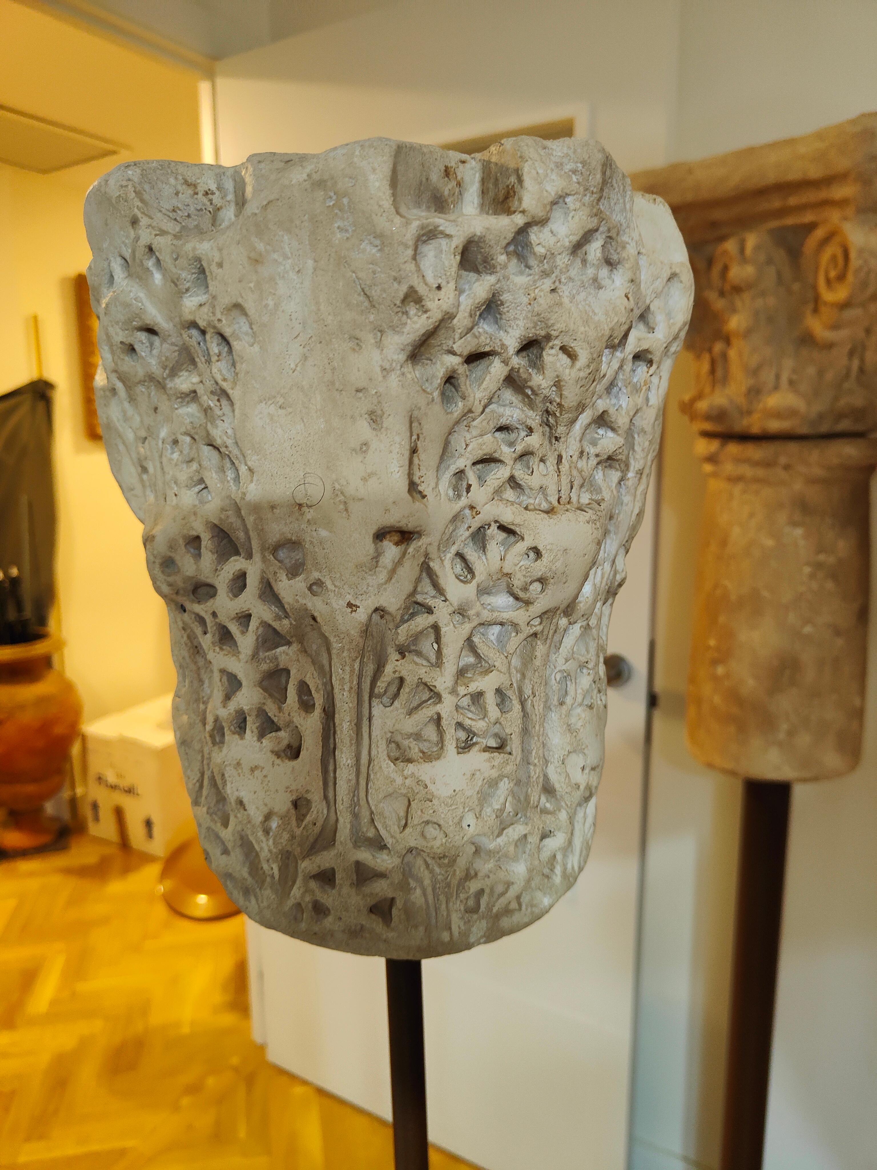 Capitel antiguo de terracota de estilo arabesco en venta 3