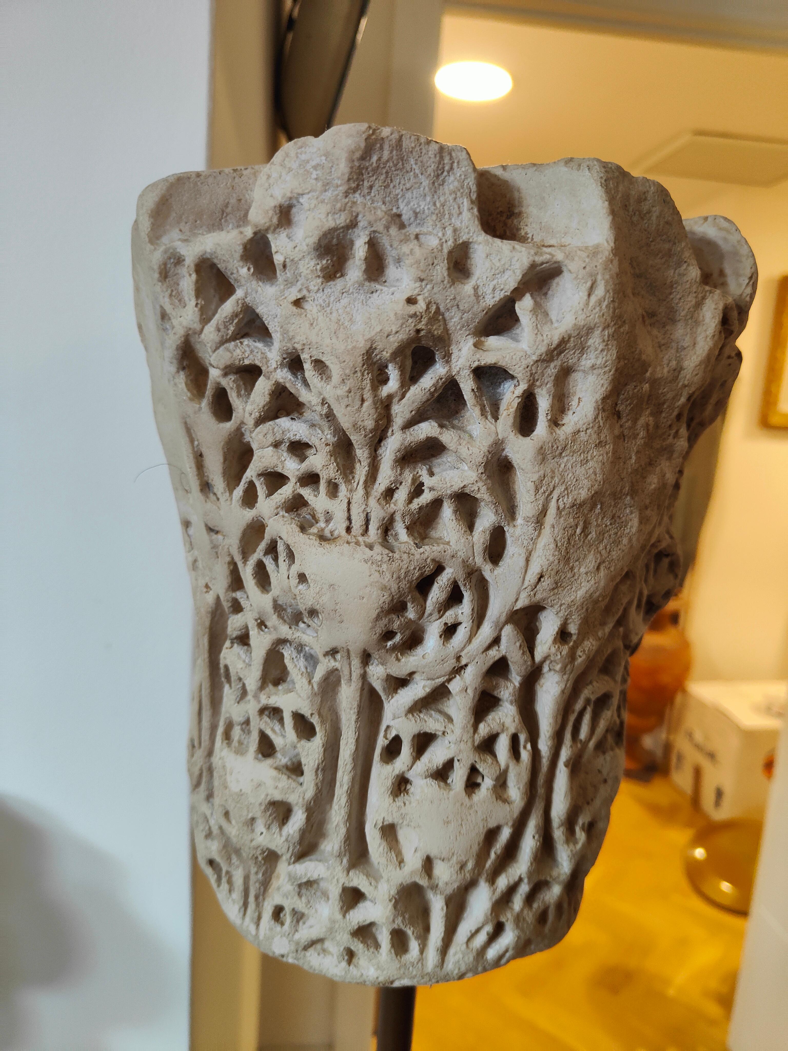 Capitel antiguo de terracota de estilo arabesco en venta 4
