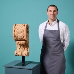 Antiker Terrakotta-Kragstein auf Ständer