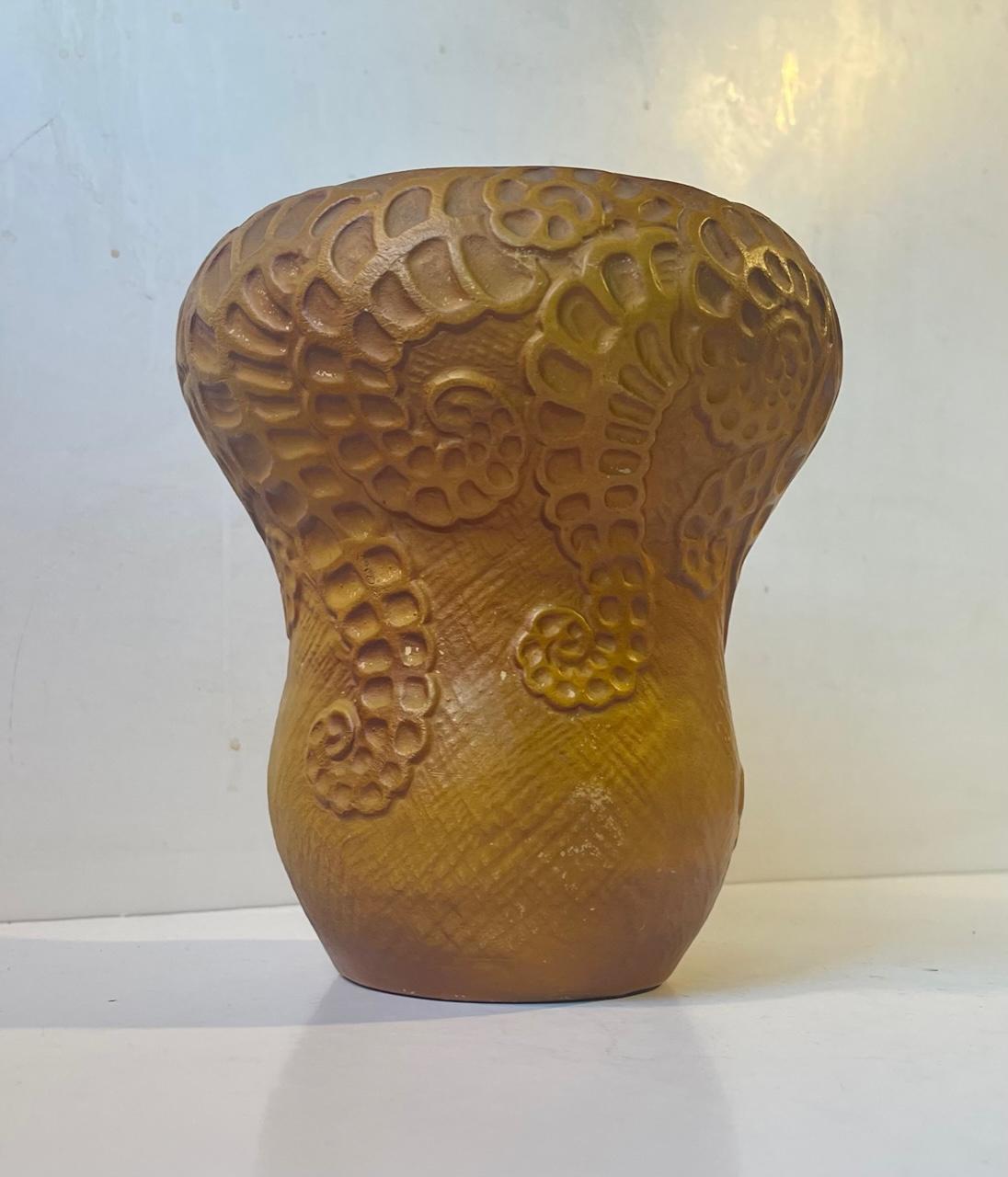 Dipinto a mano Antico vaso di zucca in terracotta decorato con tentacoli di calamaro in vendita