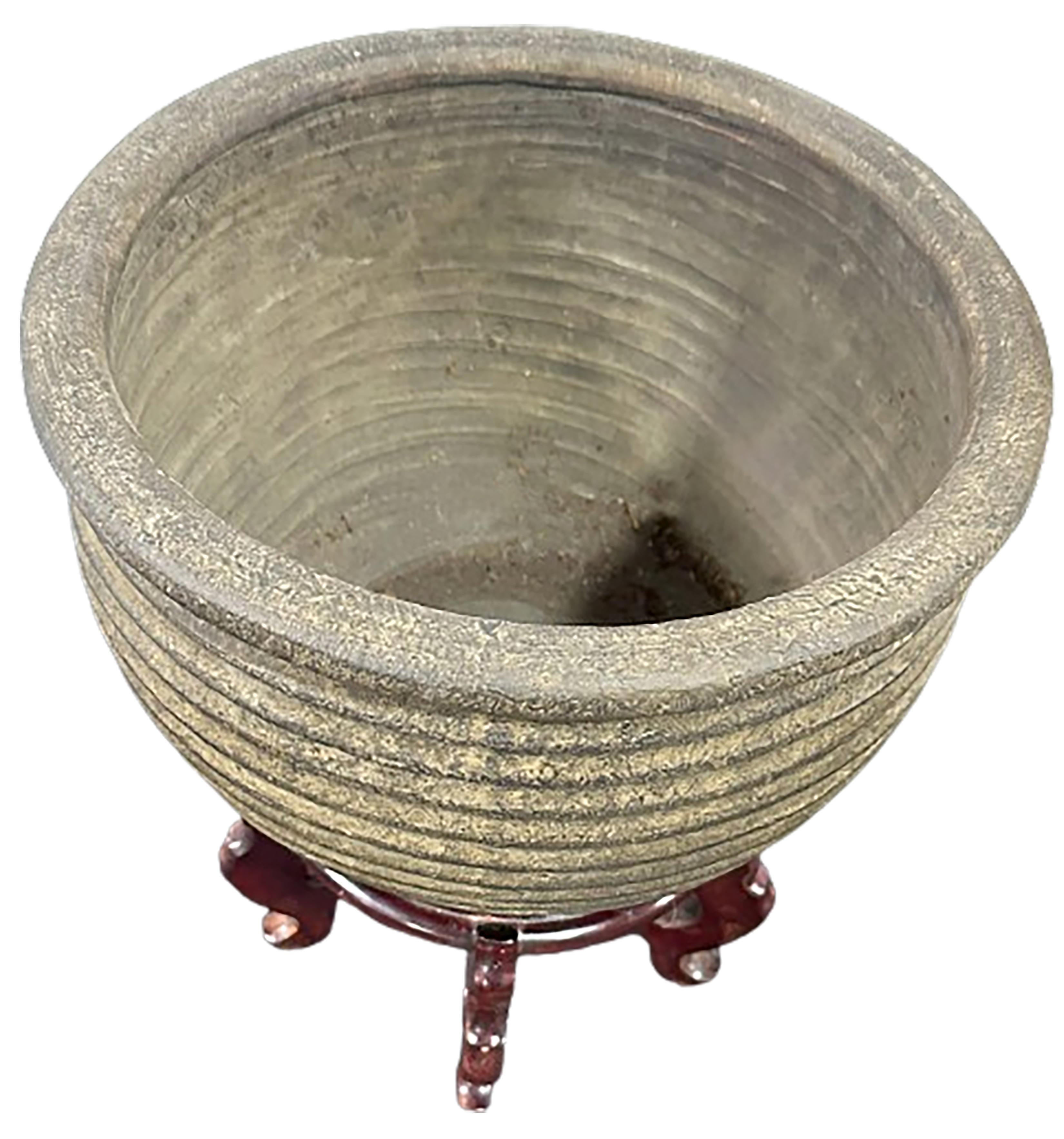 Ein hübscher antiker Terrakotta-Pflanzkübel mit einer geschnitzten Vase aus Kirschholz mit chinesisch lackiertem Sockel.

In sehr gutem Zustand. Einige leichte Abnutzungserscheinungen, die dem Alter und dem Gebrauch entsprechen.

Keine