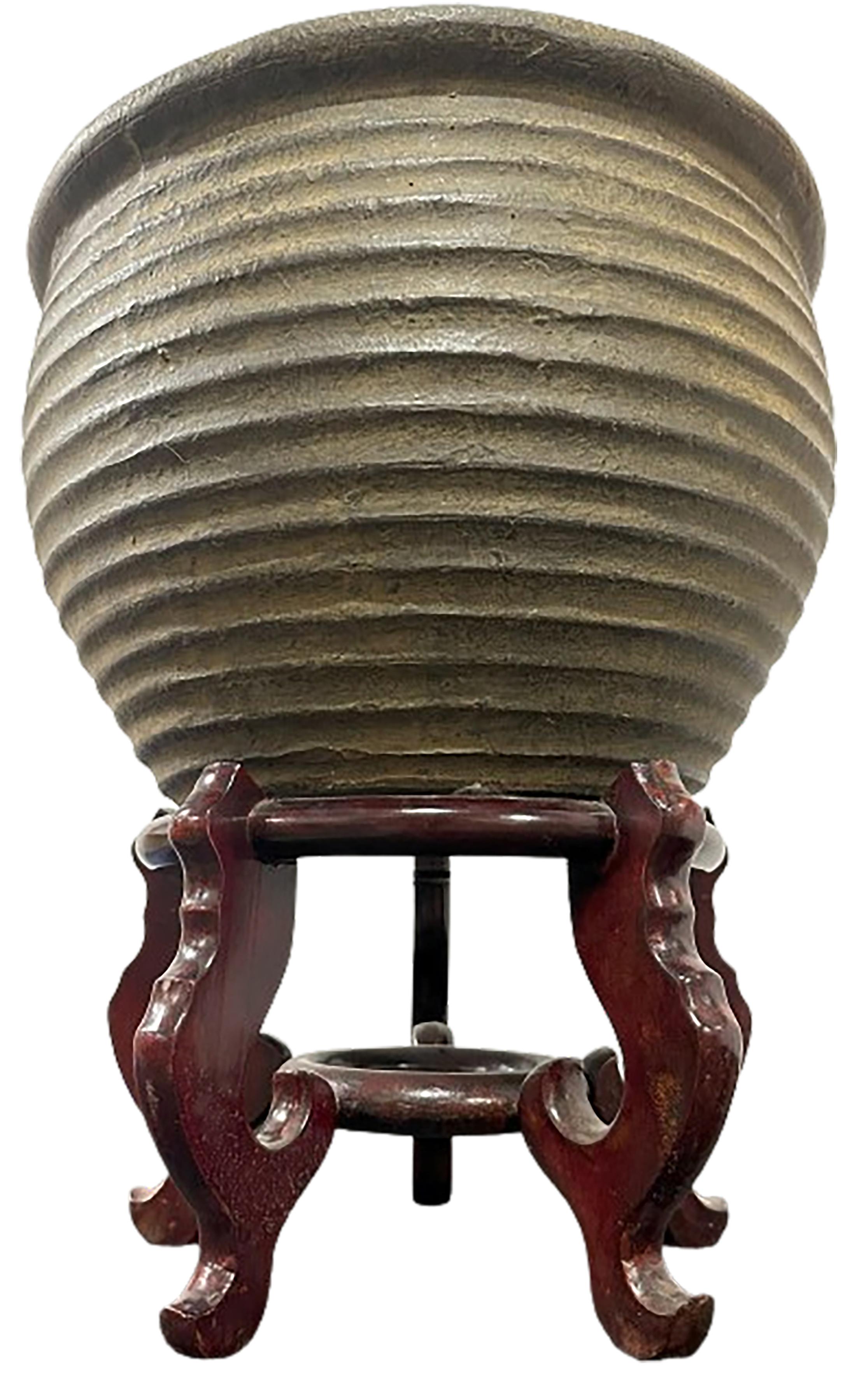   Antikes Terrakotta-Pflanzgefäß aus geschnitztem Kirschbaumholz mit chinesischem lackiertem Sockel (Unbekannt) im Angebot