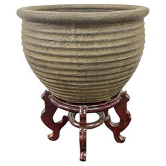   Jardinière ancienne en terre cuite avec base laquée chinoise en merisier sculpté