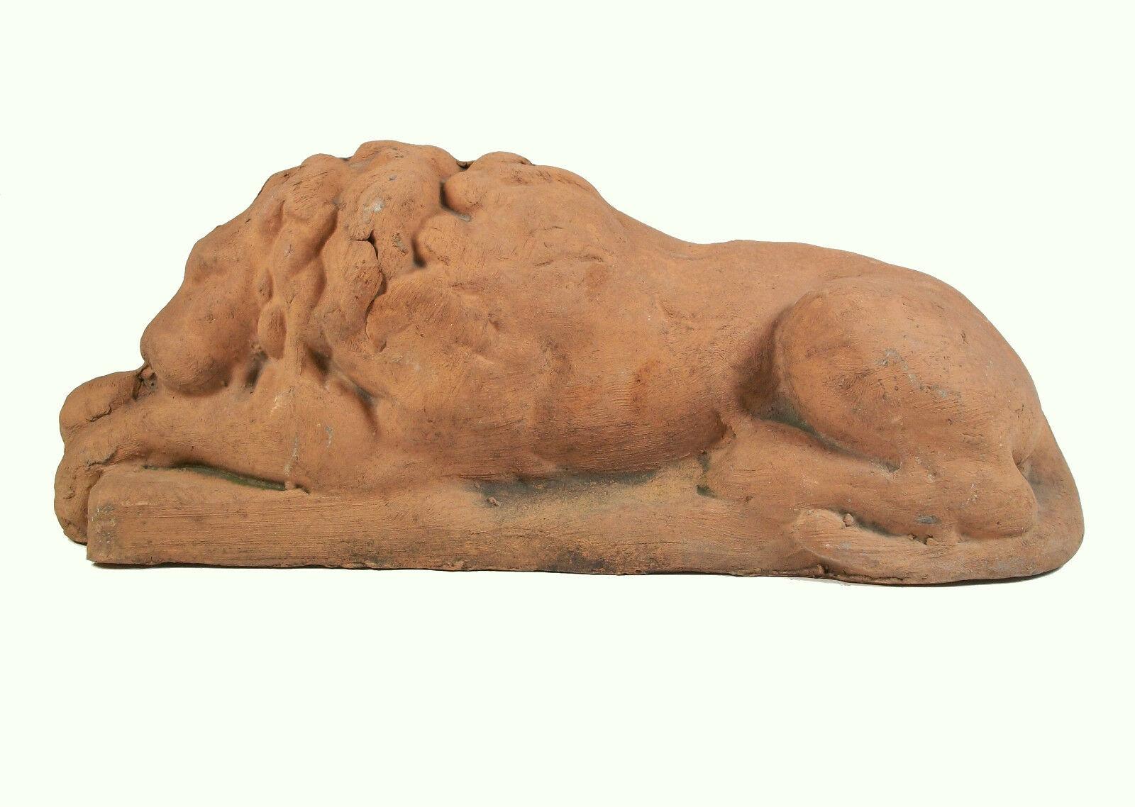 Antike Terrakotta-Liegestühle mit liegenden Löwen, kontinental, spätes 19./ frühes 20. Jahrhundert im Angebot 3