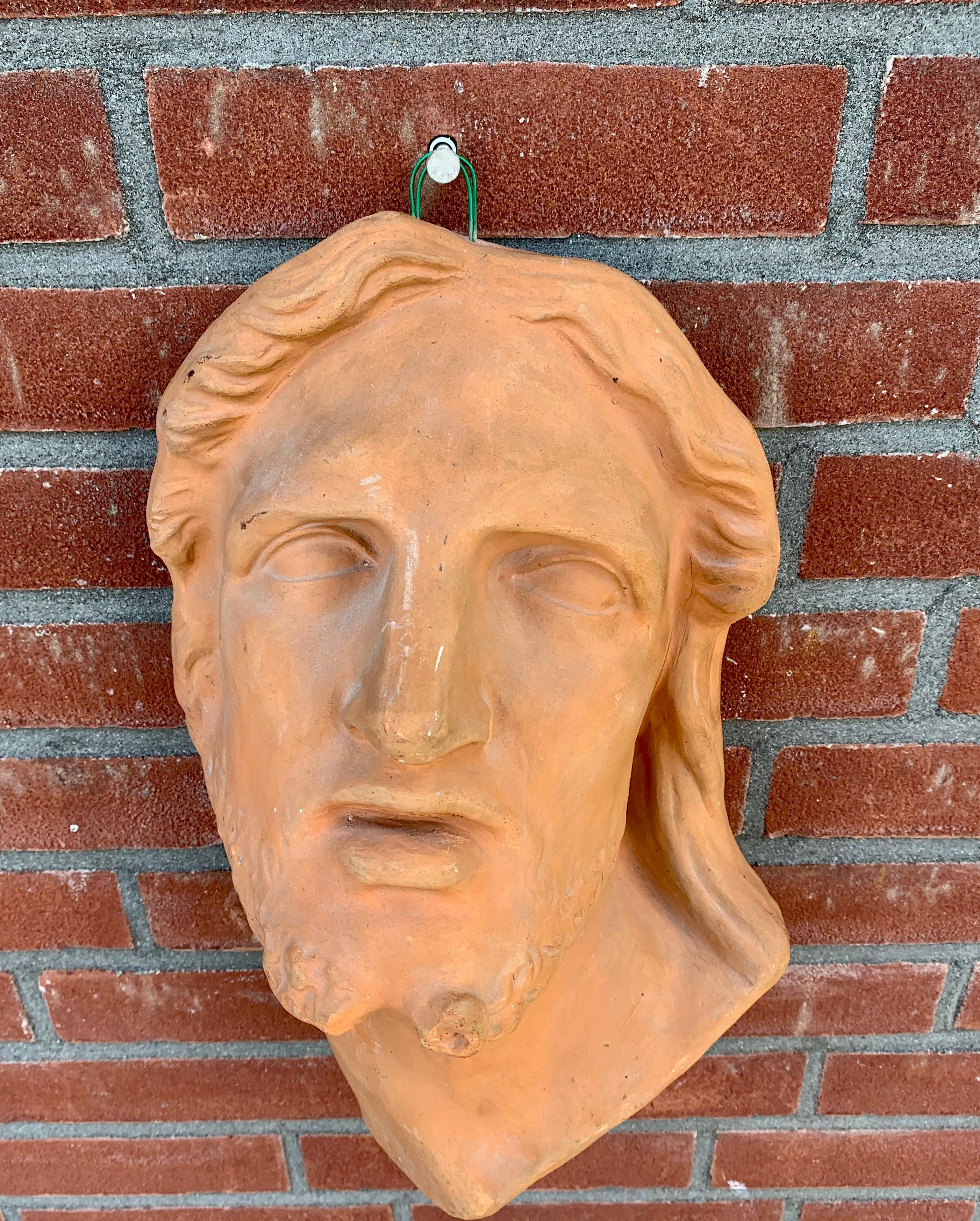 Antica placca da parete religiosa in terracotta / Scultura di Cristo in profondo rilievo in vendita 1