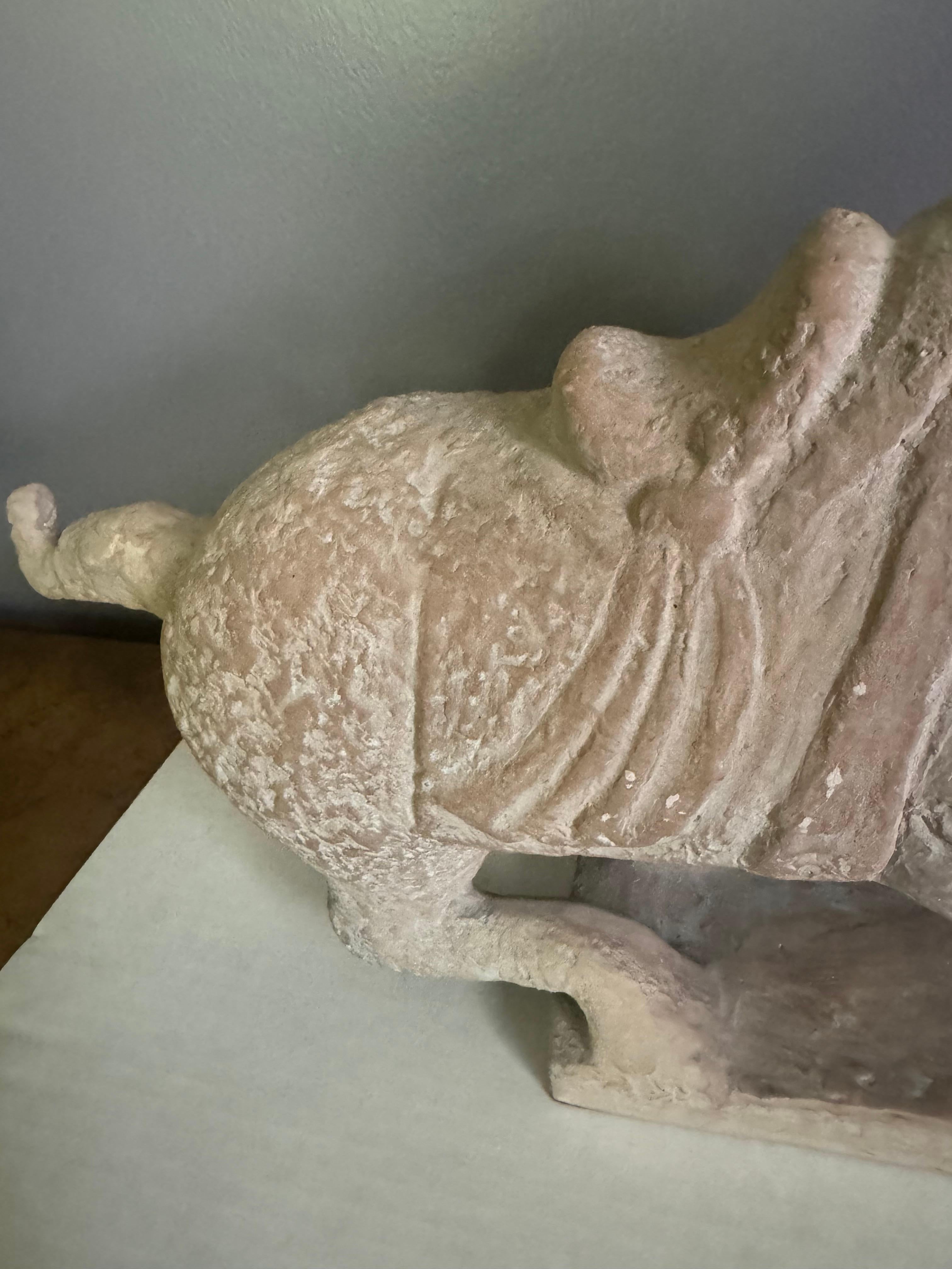 Antiguo  Escultura de caballo artesanal de terracota y arenisca en venta 3