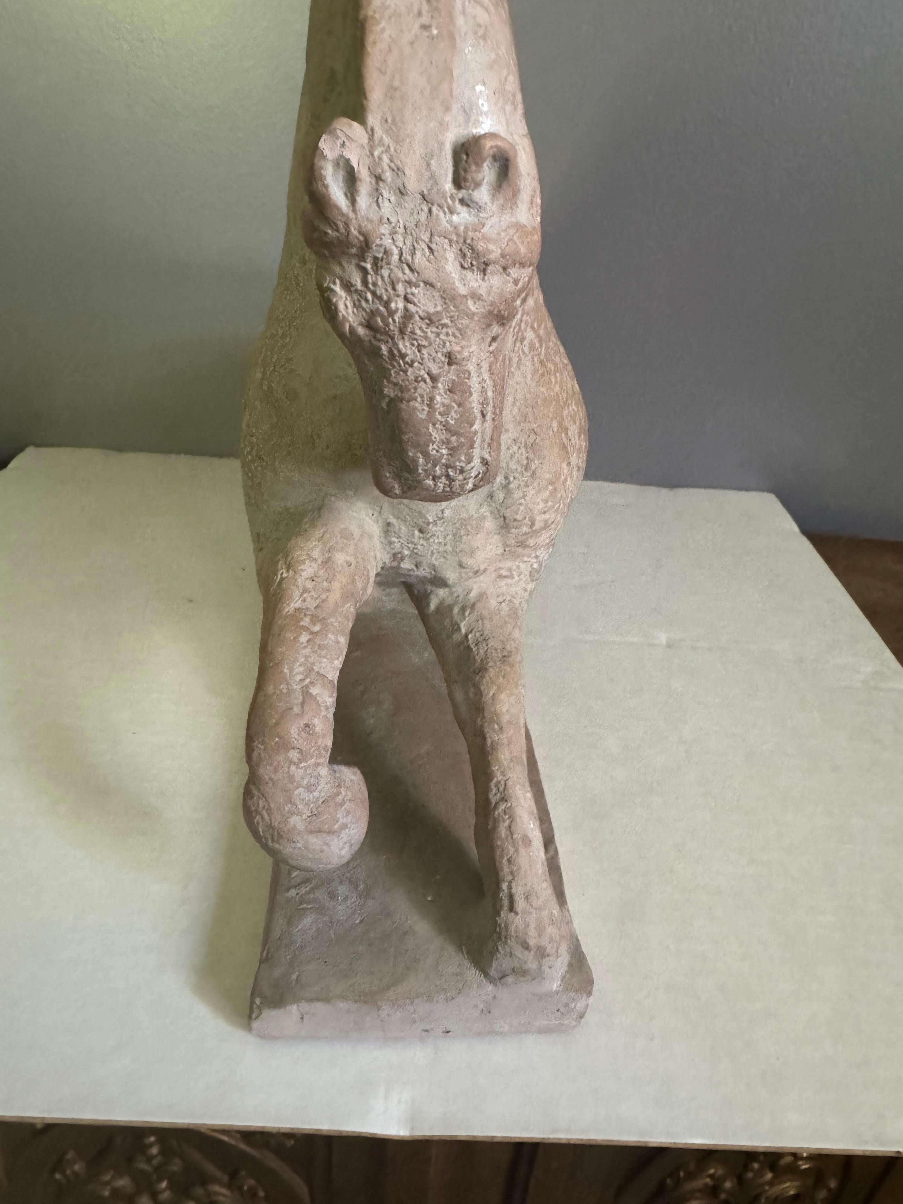 Antiguo  Escultura de caballo artesanal de terracota y arenisca en venta 4