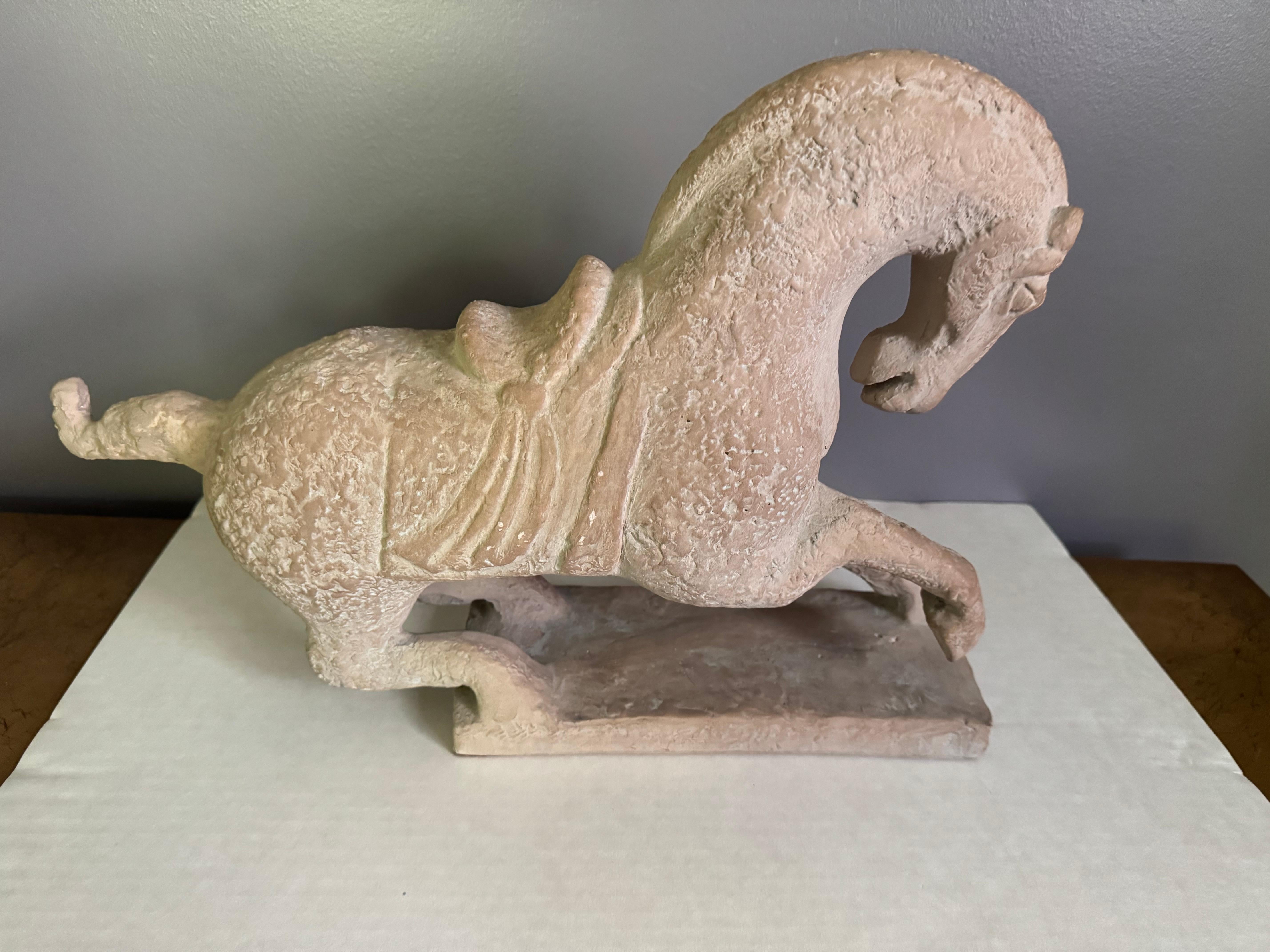Antiguo  Escultura de caballo artesanal de terracota y arenisca en venta 5