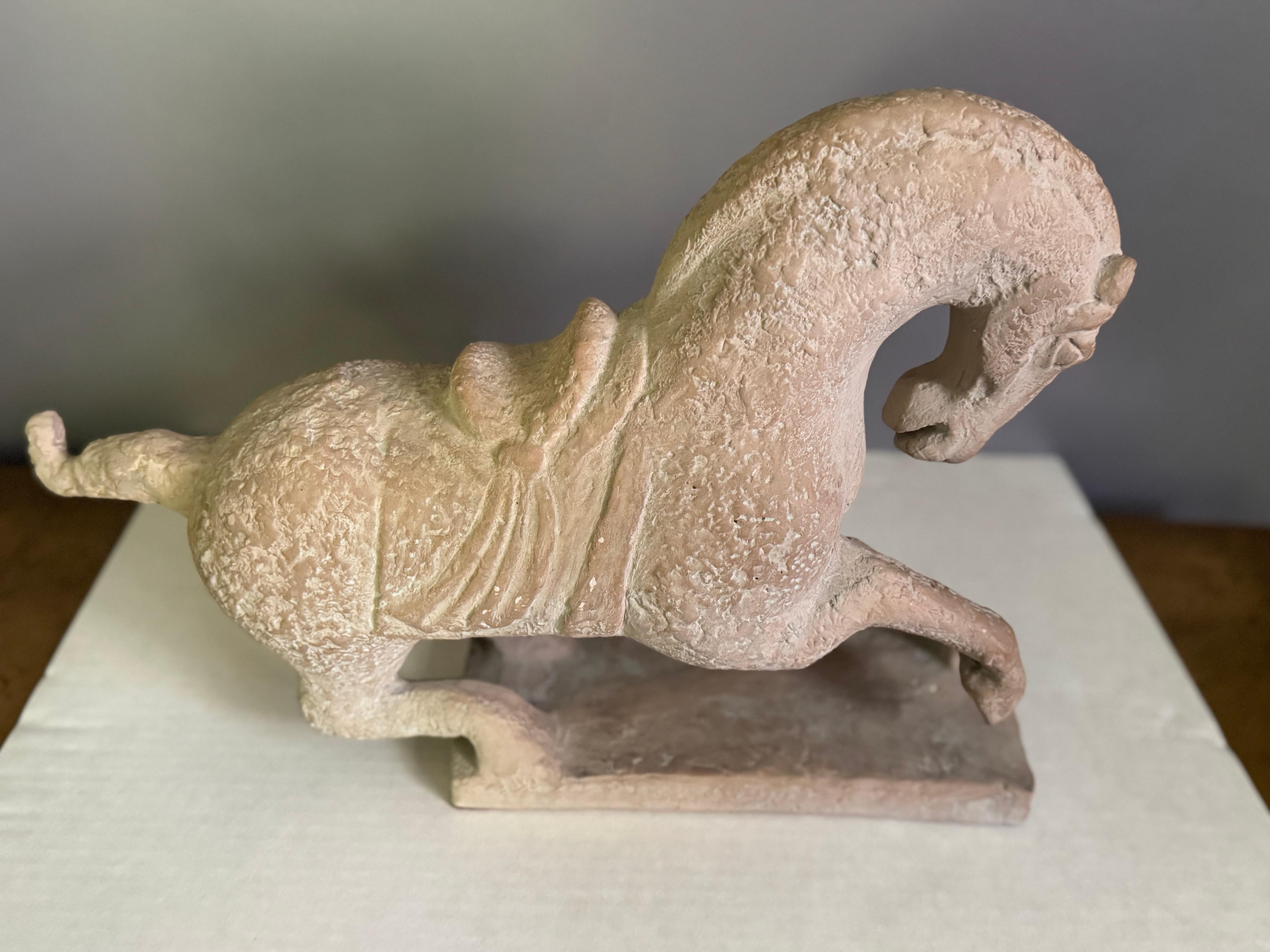 Antiguo  Escultura de caballo hecha a mano en arenisca de terracota , La escultura llamada 