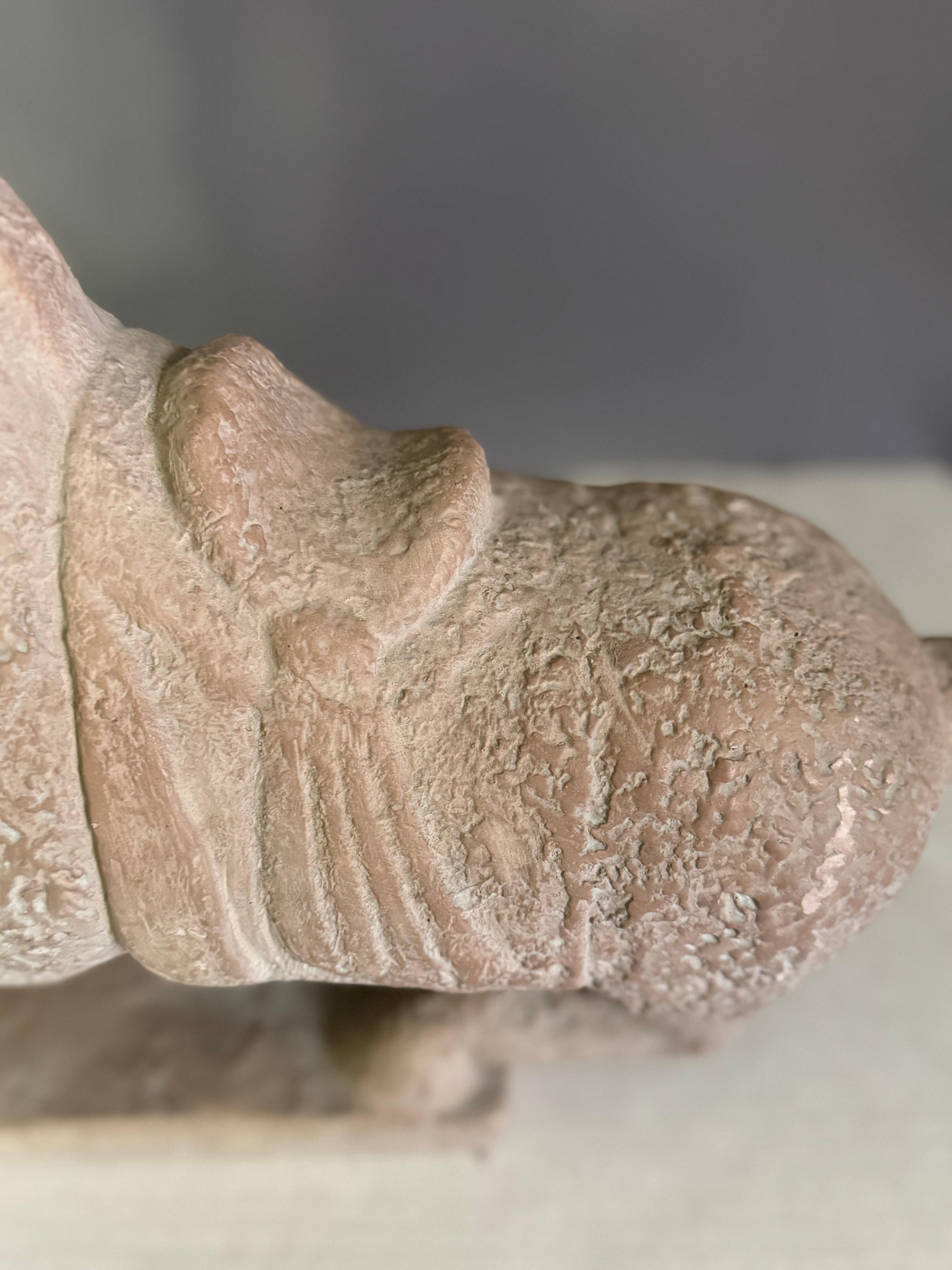 Antiguo  Escultura de caballo artesanal de terracota y arenisca Estadounidense en venta