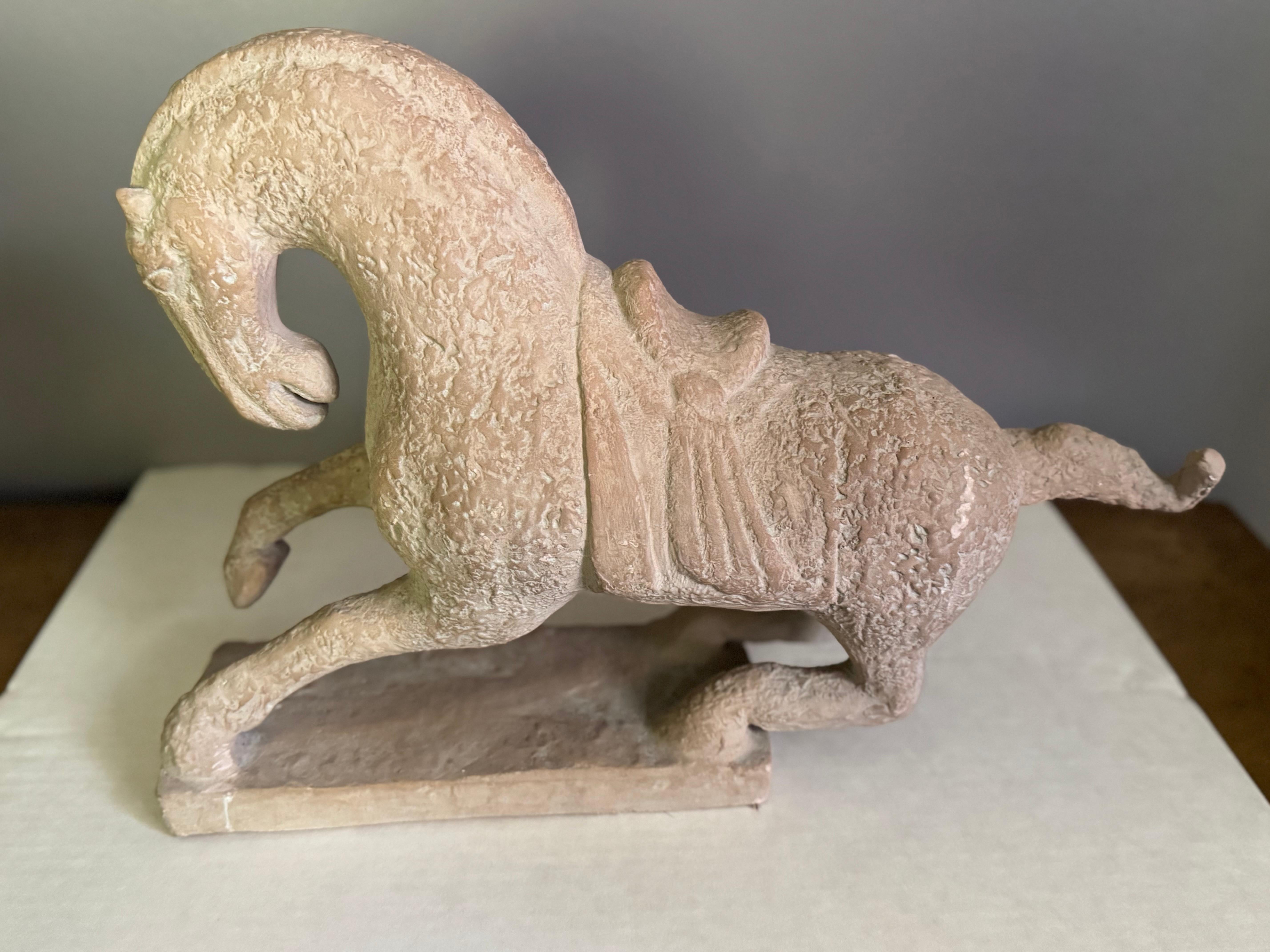 Antiguo  Escultura de caballo artesanal de terracota y arenisca siglo XX en venta