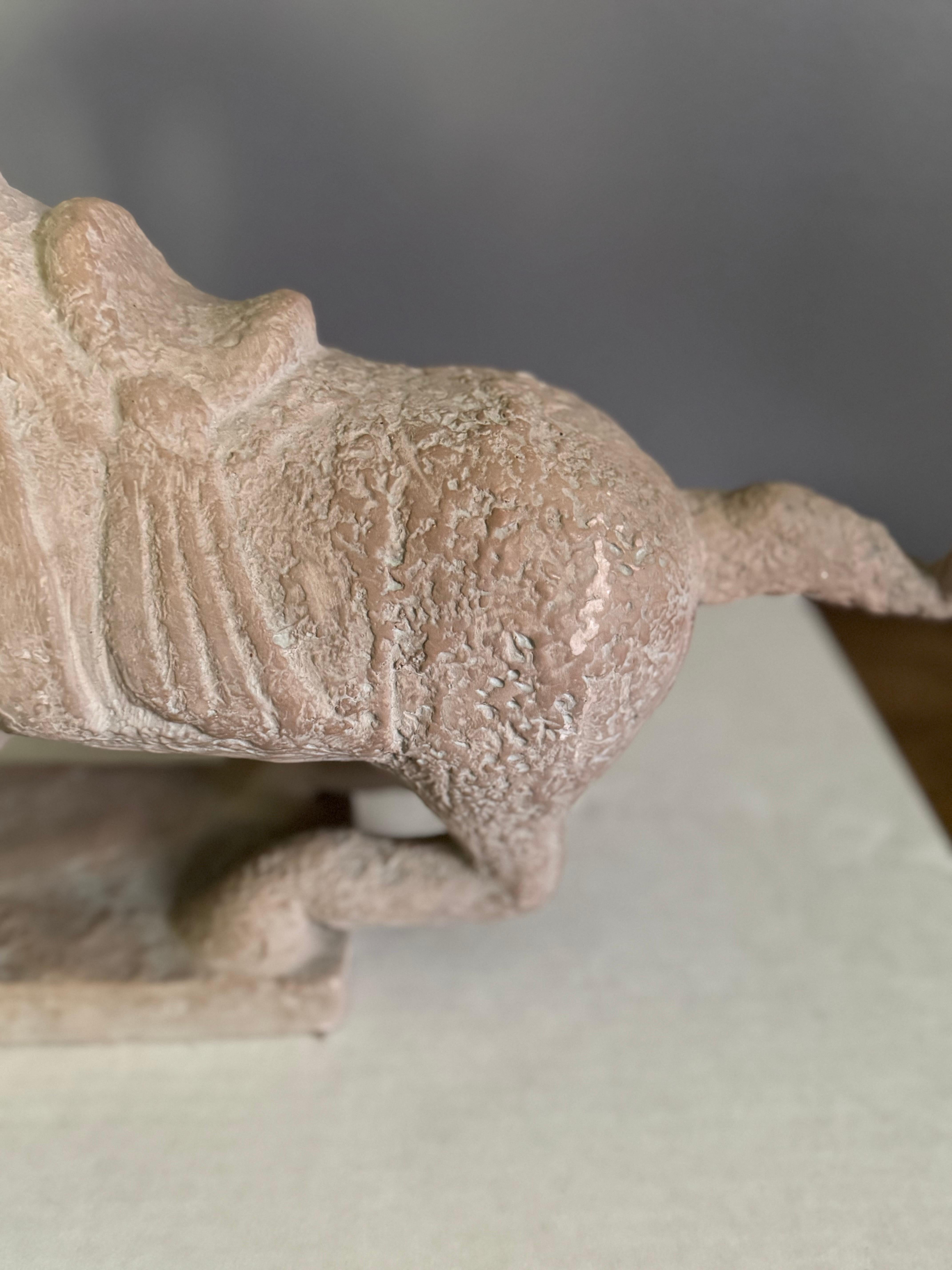 Antiguo  Escultura de caballo artesanal de terracota y arenisca en venta 1