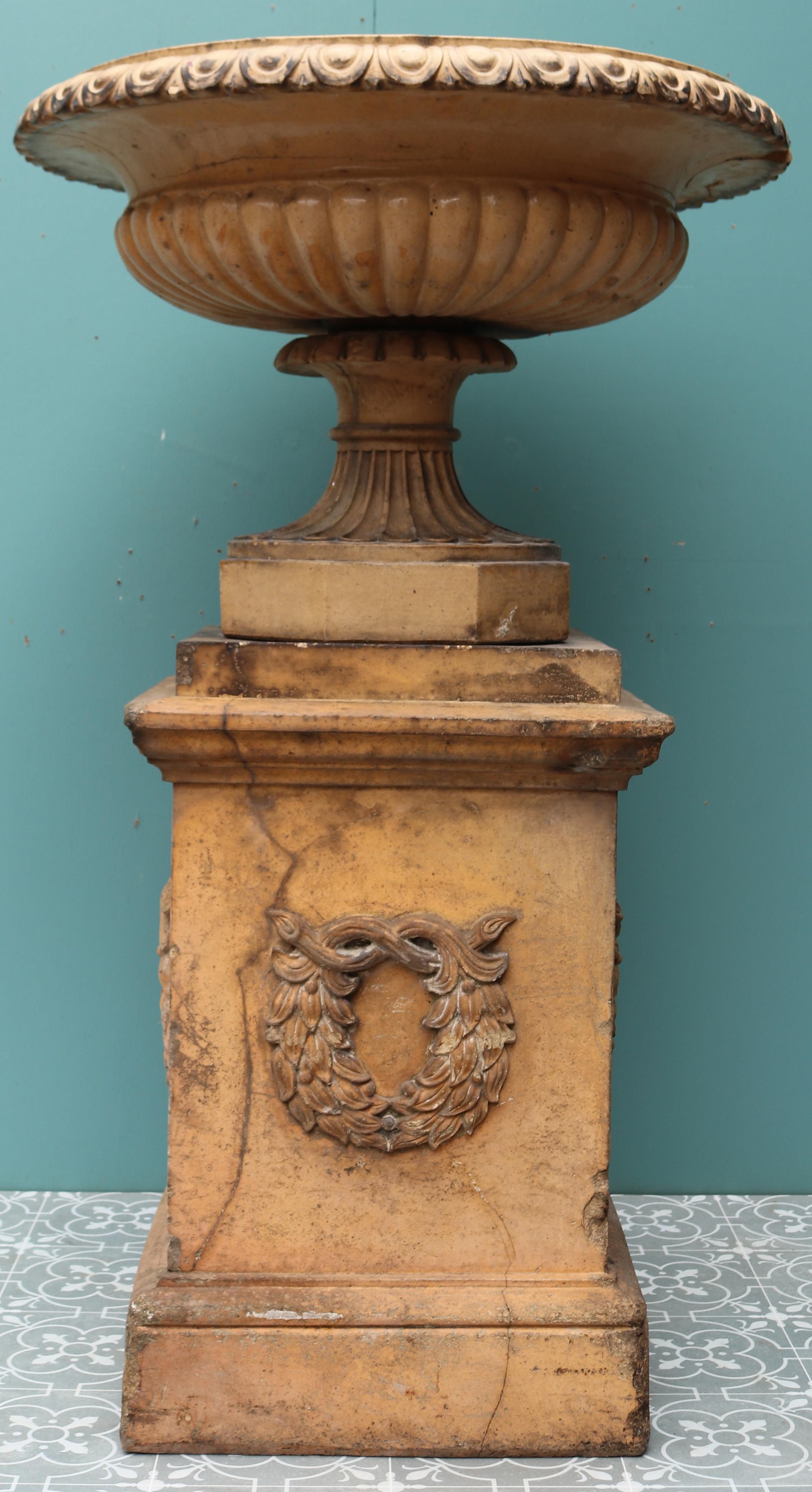 Une urne tazza de jardin récupérée sur piédestal par I. P. Combes & Co. Poteries en terre cuite vernissée, Chesterfield.

Dimensions supplémentaires :

Base 45 x 45 cm

Diamètre de l'urne 73 cm

Hauteur intérieure de l'urne 18 cm