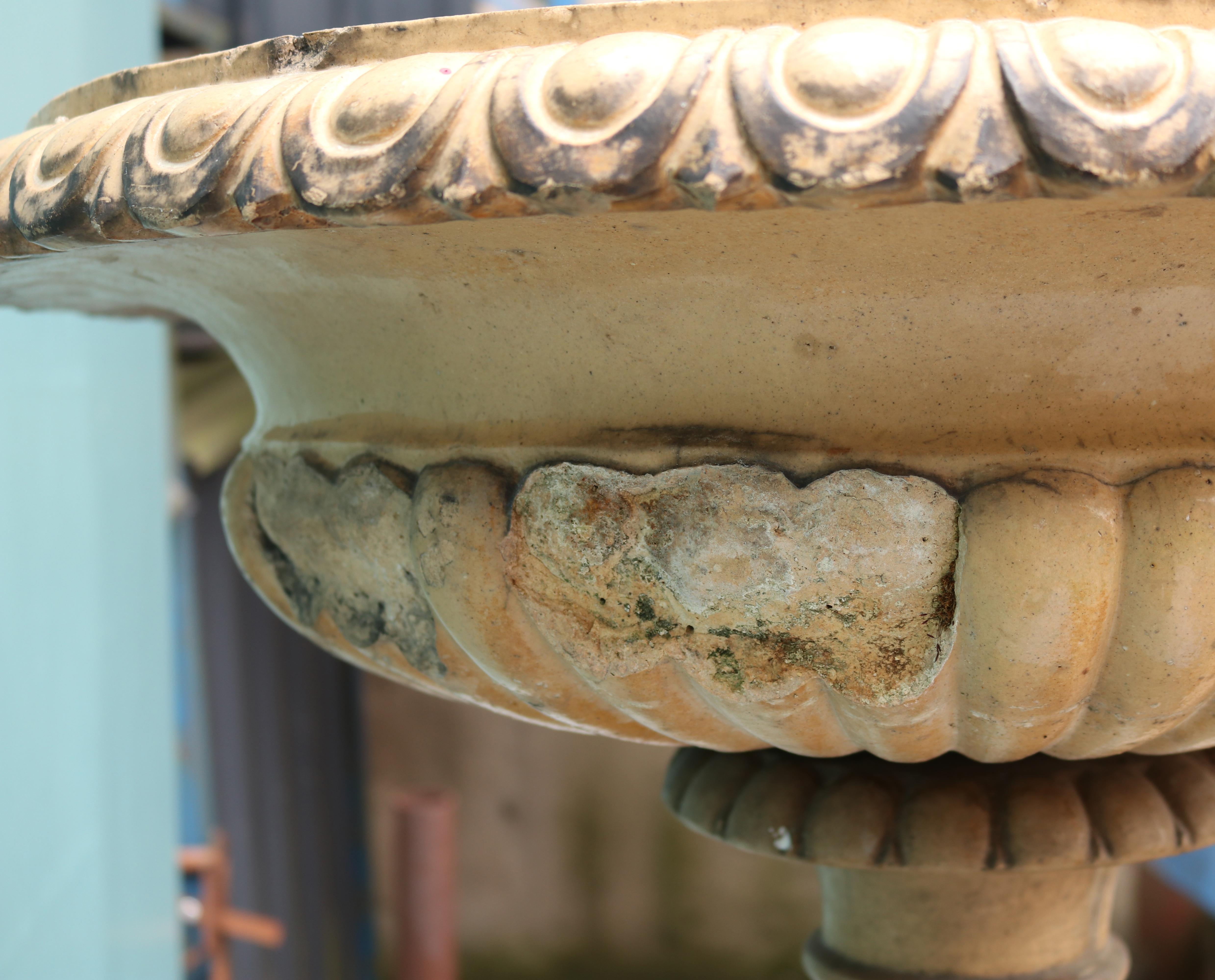 XIXe siècle Urne tazza ancienne en terre cuite sur piédestal en vente