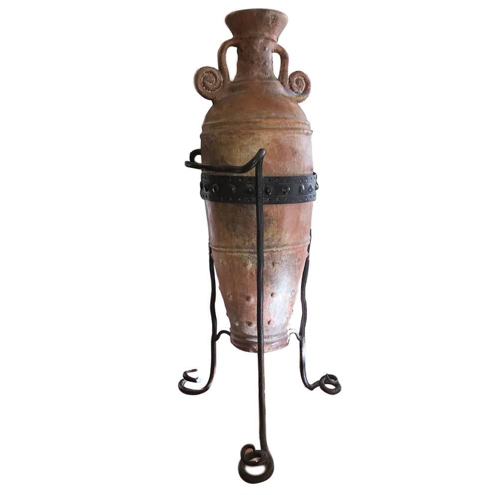 Antikes Terrakotta-Weinkrug mit schlangenförmigem Sockel aus Eisen