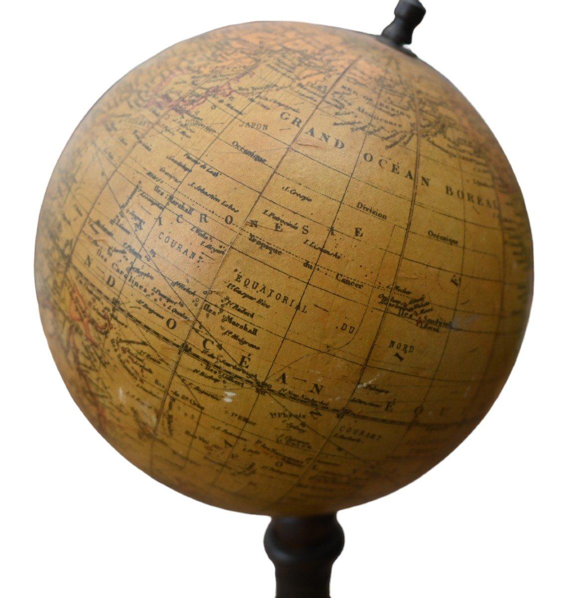 Globe terrestre de la fin du XIXe siècle provenant de la maison de G. Thomas, éditeur, Paris, 1890
Globe fixé sur un axe central relié à un pied en bois noir tourné.
Le globe repose toujours sur son socle d'origine
Hauteur totale 30 cm, diamètre du