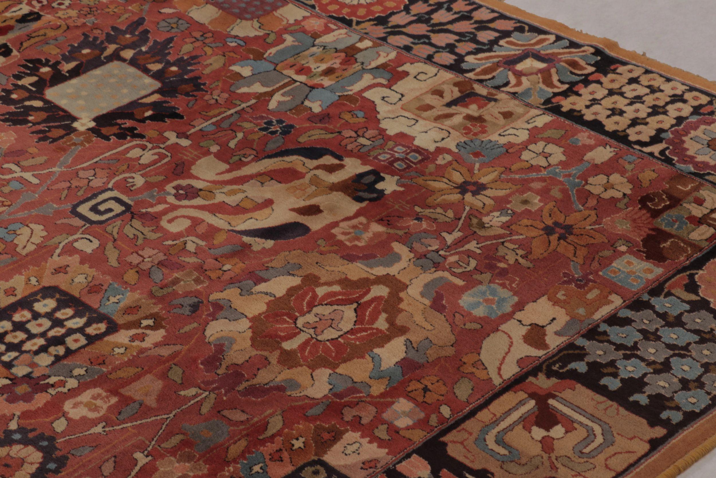 Realizzato a mano in lana e proveniente dalla Germania intorno al 1920-1930, questo tappeto antico con ganci 11x14 è un reperto eccezionale della celebre linea Tetex, che mette in evidenza l'interpretazione americana delle tradizioni dei tappeti