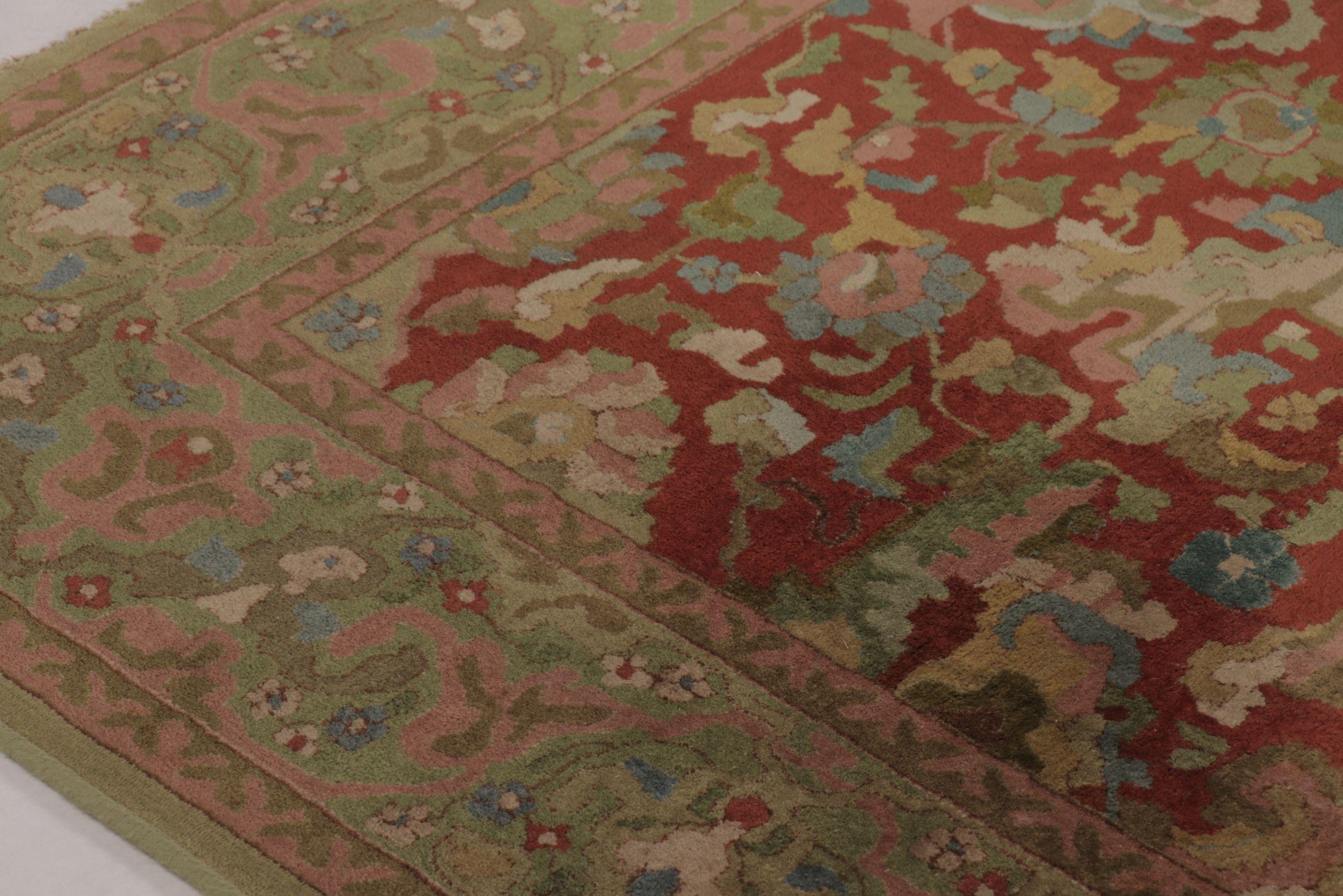 Hecha a mano con lana en Alemania hacia 1920-1930, esta alfombra antigua de gancho de 8x14 es una alfombra extremadamente rara en su género, y una nueva y emocionante incorporación a las colecciones de Rug & Kilim de esta célebre tradición tejedora