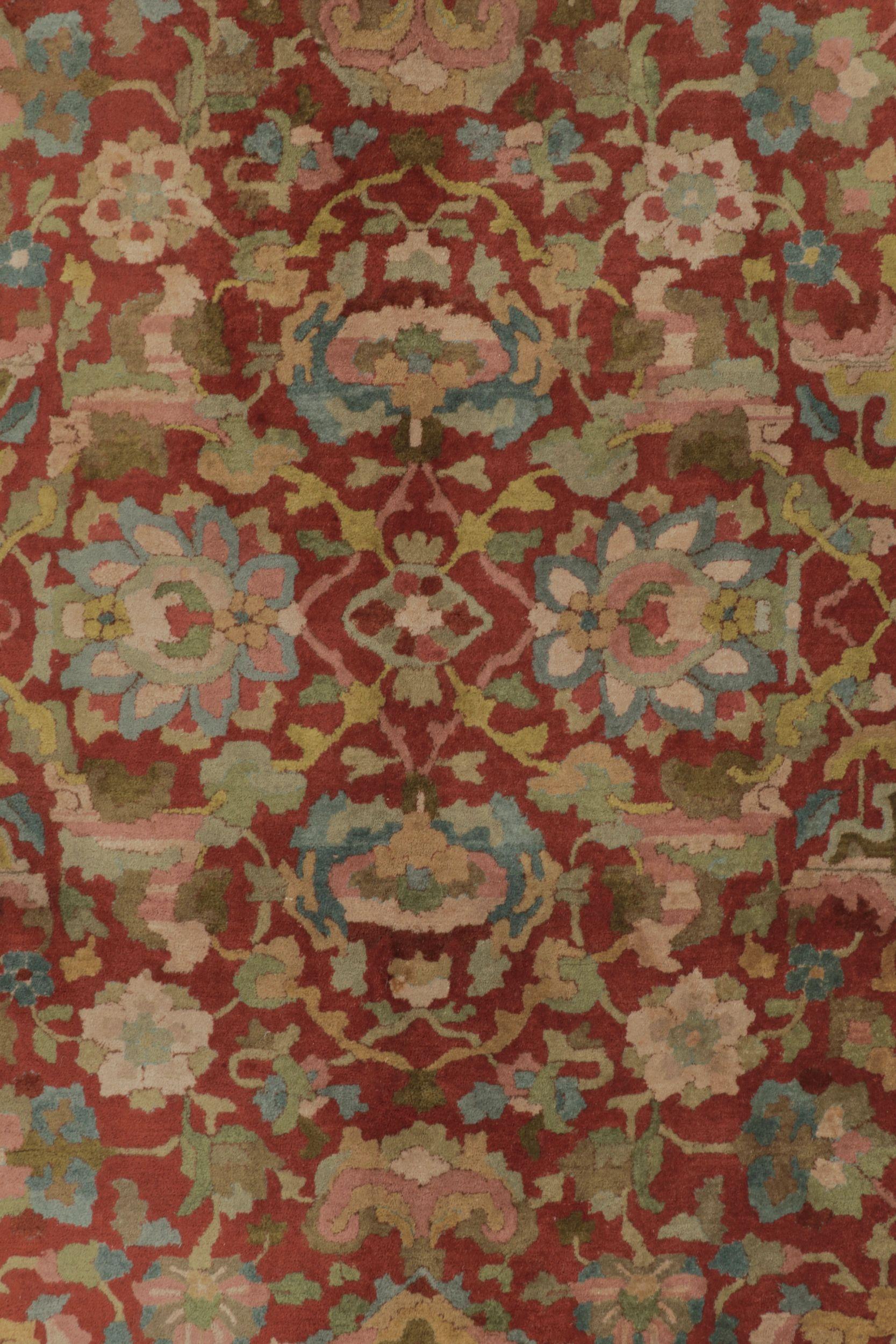 Alfombra antigua con ganchos Tetex, roja con densos motivos florales de colores - Rug & Kilim en Bueno estado para la venta en Long Island City, NY