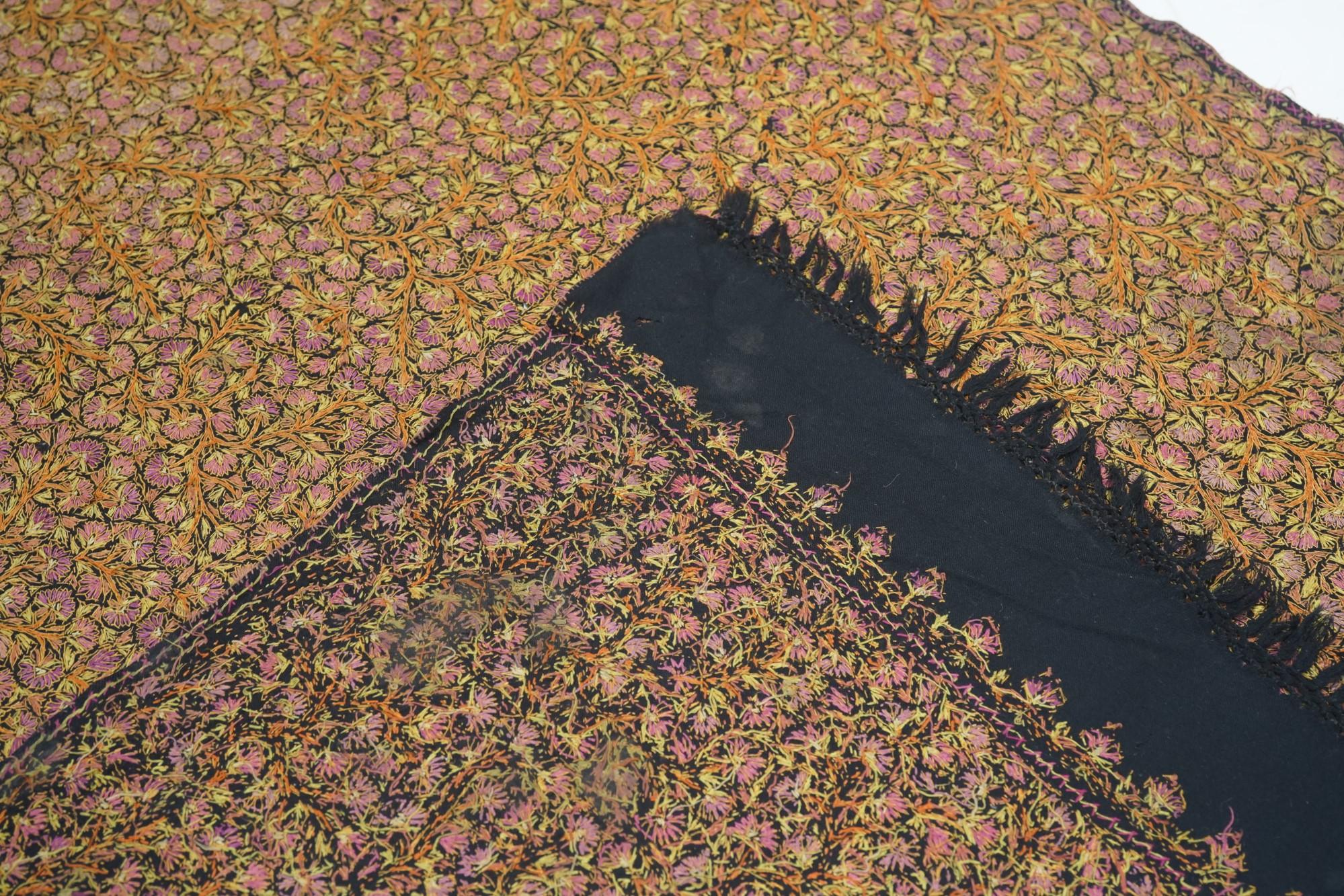 Tapis en textile ancien 2'11'' x 5'6'' en vente 4