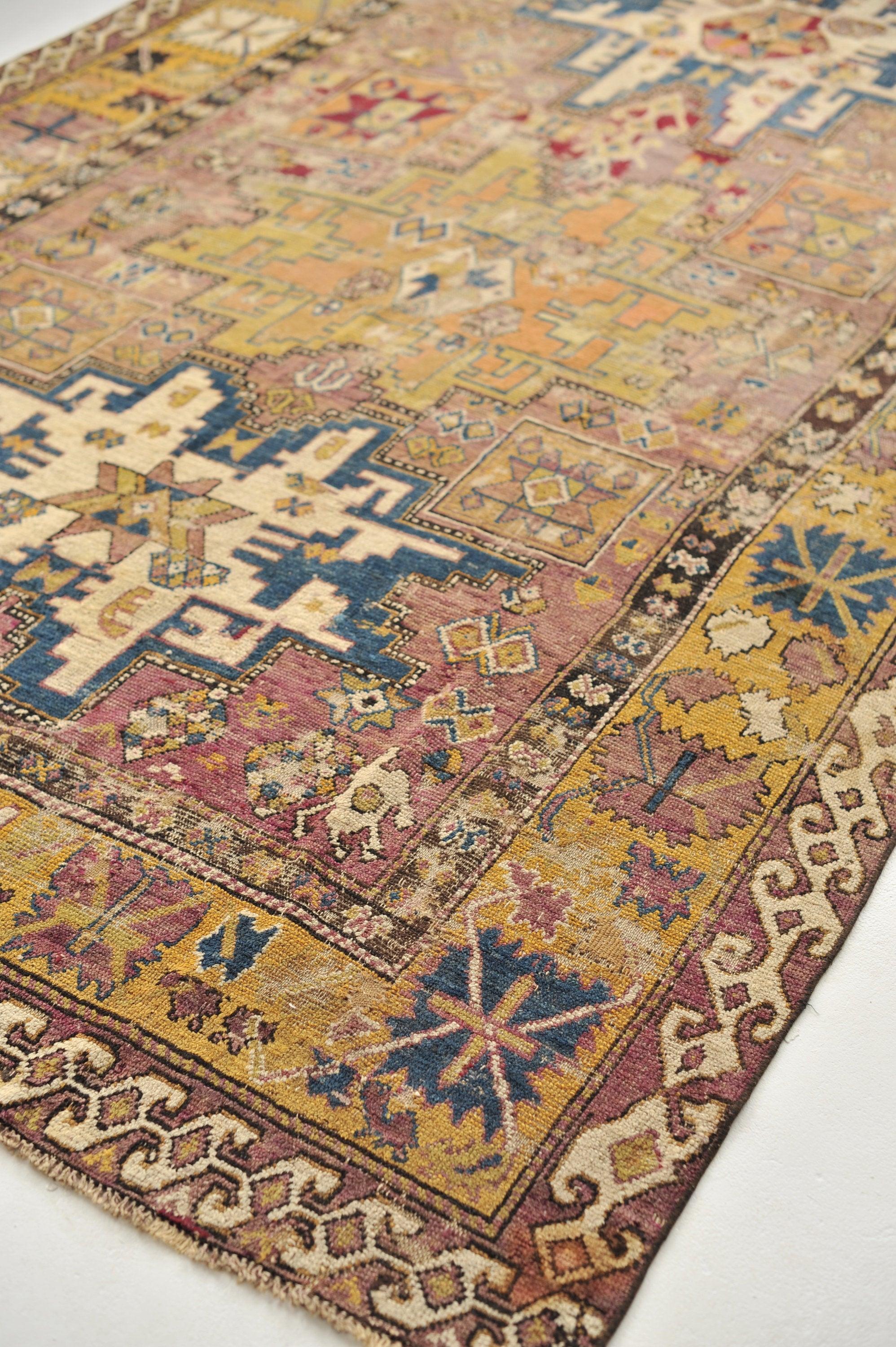 Incroyable  Antiquities Textile  RARE Étoile Leshgi de taille ambiante avec lavande, jaune tournesol et bleu, Wow

A propos : Nous n'avons jamais rien vu de tel que cette pièce. Leshgi Star et Shirvan design non seulement dans une palette de