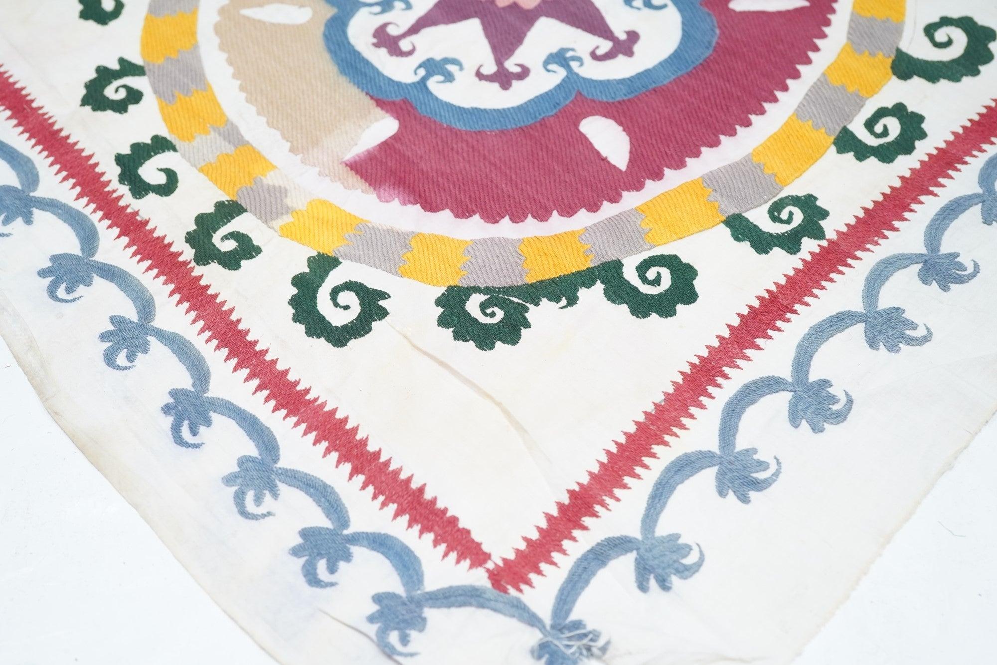 Ouzbek Textile ancien Suzani 7'1'' x 8'5'' en vente