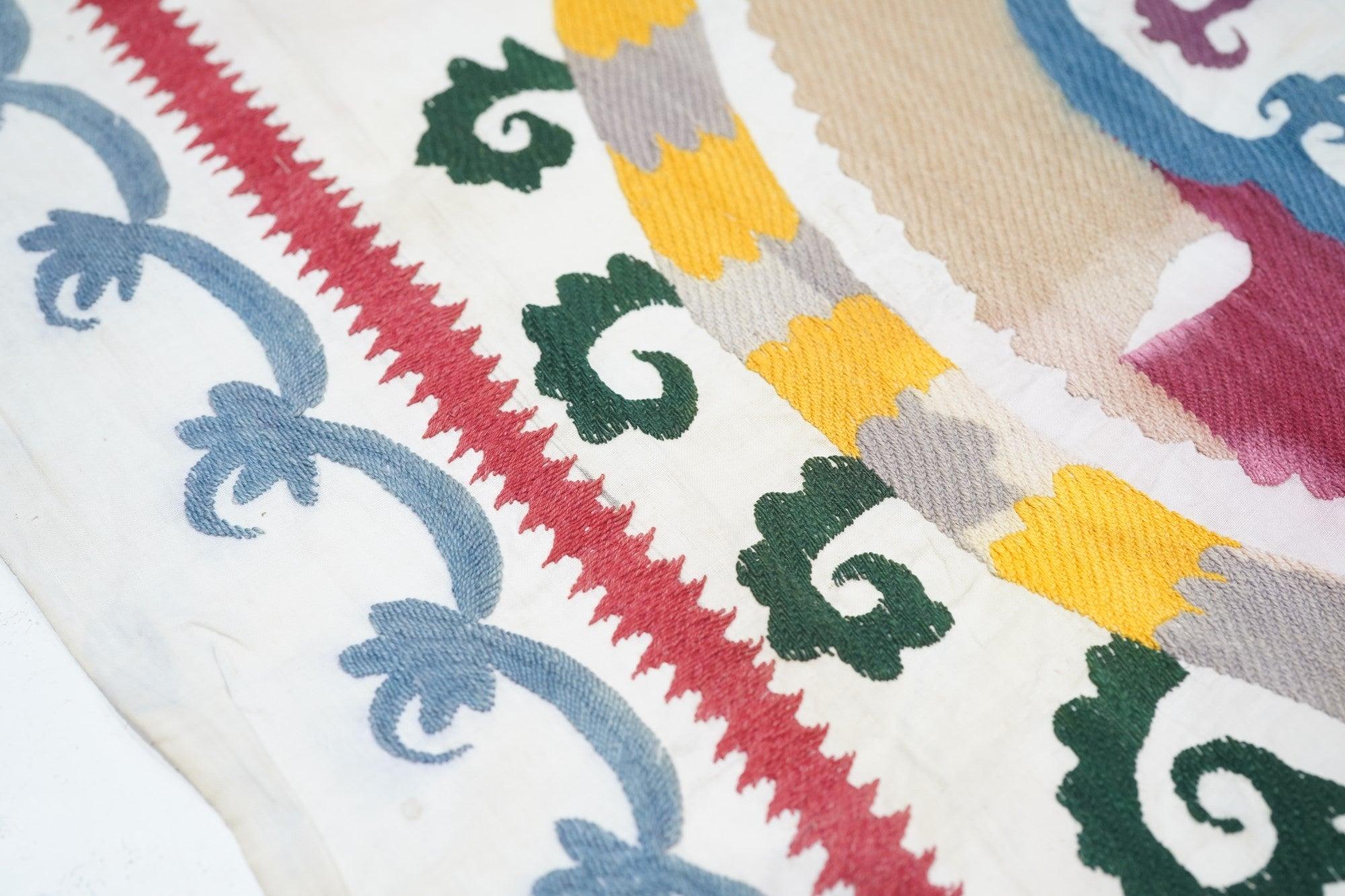 Noué à la main Textile ancien Suzani 7'1'' x 8'5'' en vente