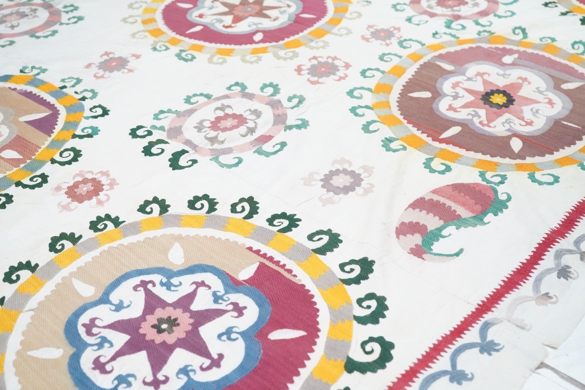 Textile ancien Suzani 7'1'' x 8'5'' Bon état - En vente à New York, NY