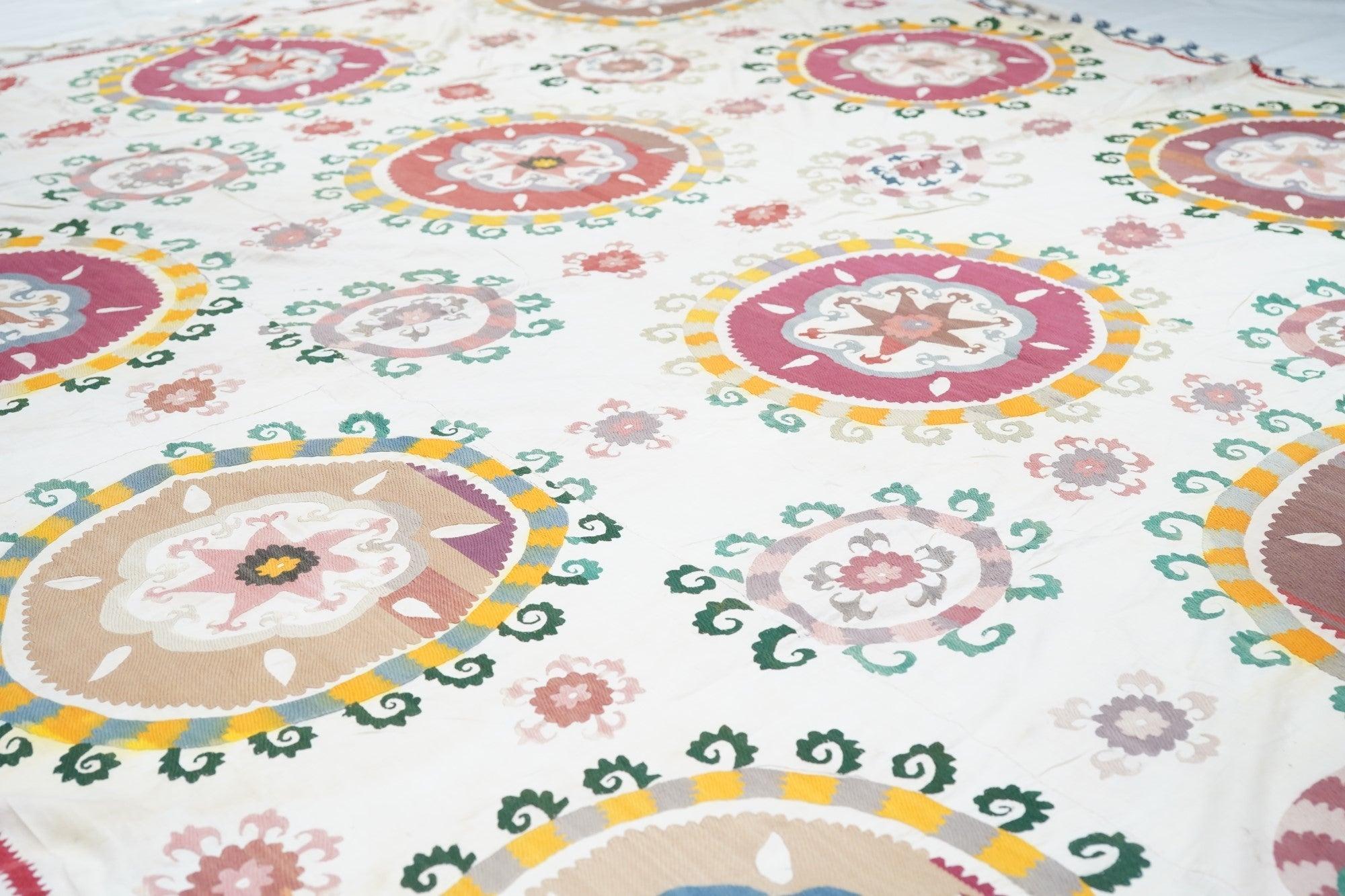 20ième siècle Textile ancien Suzani 7'1'' x 8'5'' en vente