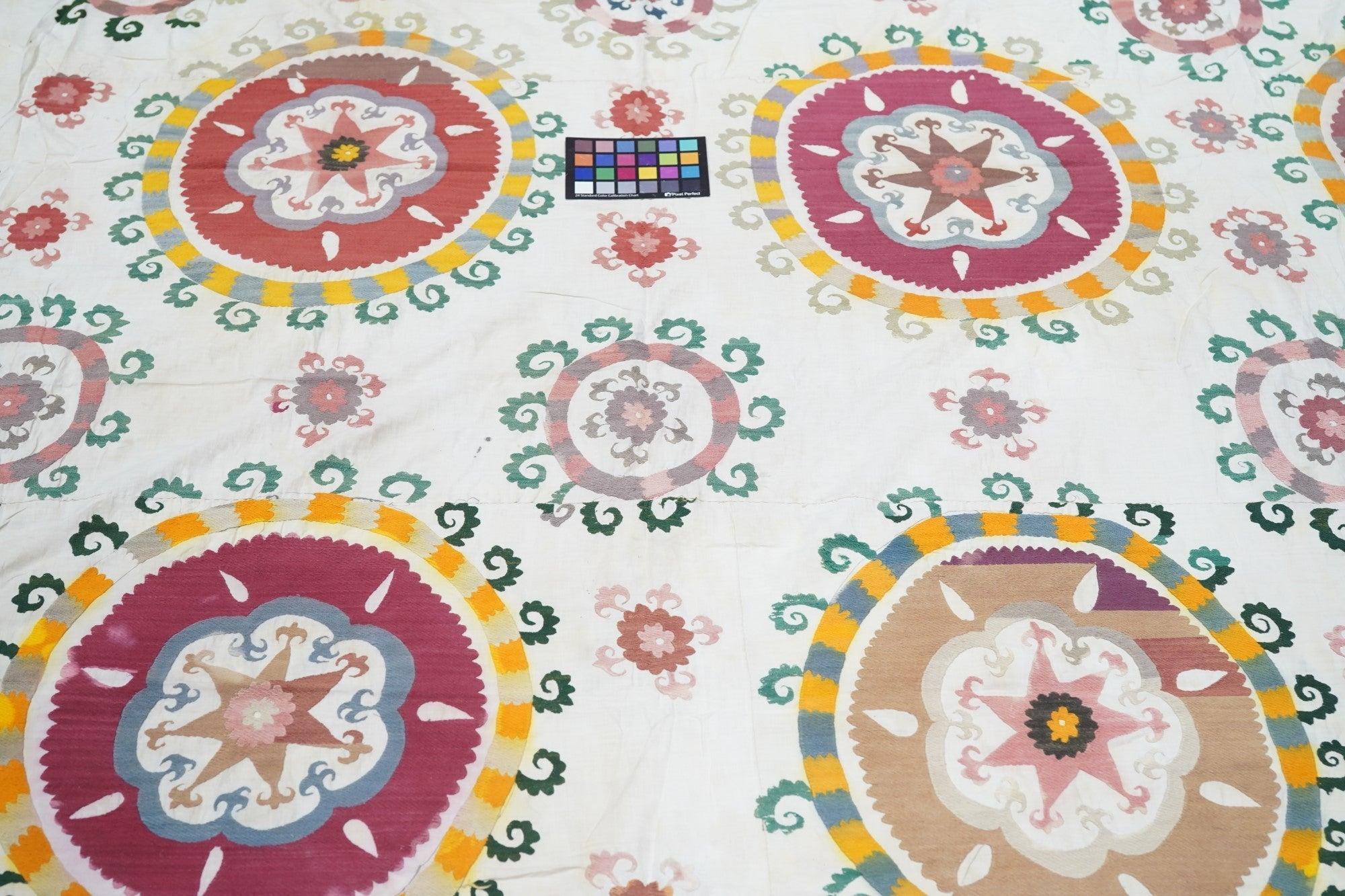 Coton Textile ancien Suzani 7'1'' x 8'5'' en vente