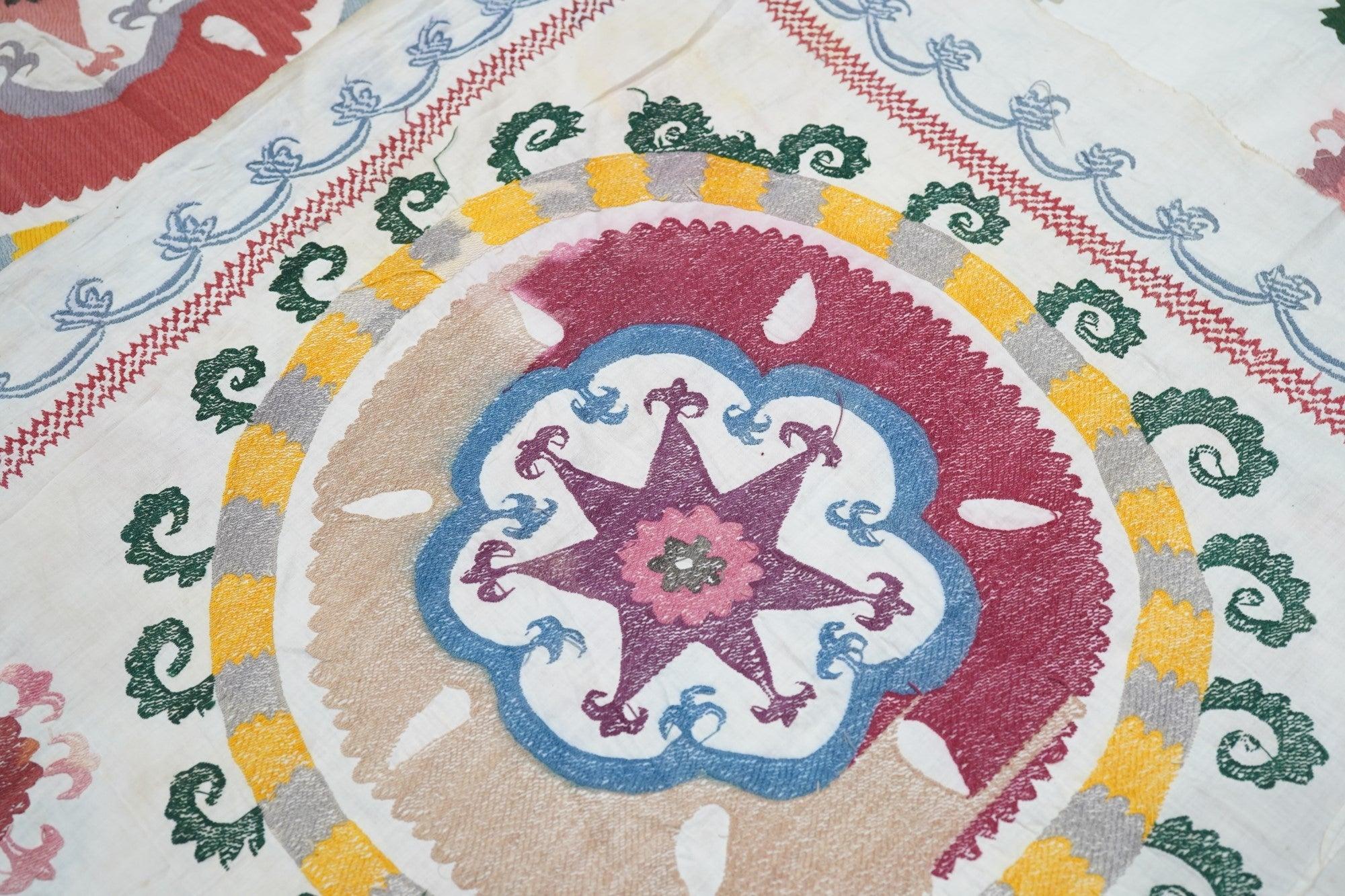 Textile ancien Suzani 7'1'' x 8'5'' en vente 1