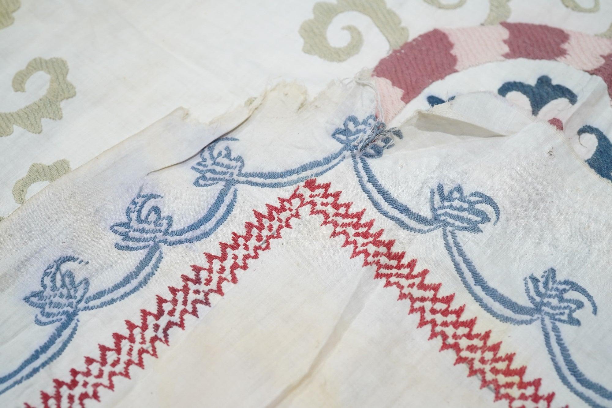 Textile ancien Suzani 7'1'' x 8'5'' en vente 2