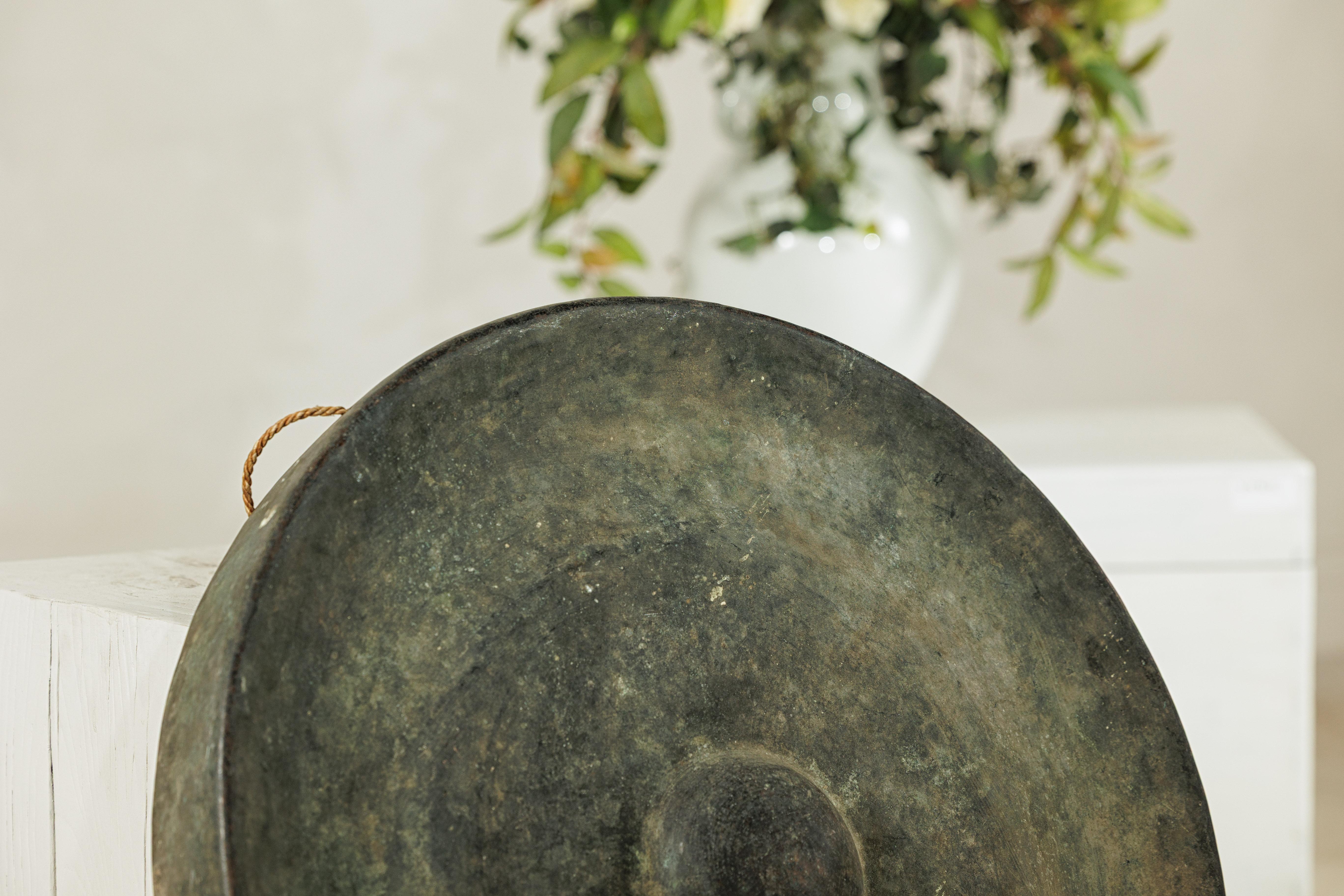 Gong antico in bronzo tailandese con centro a cupola e patina di Verdigris invecchiato in vendita 4