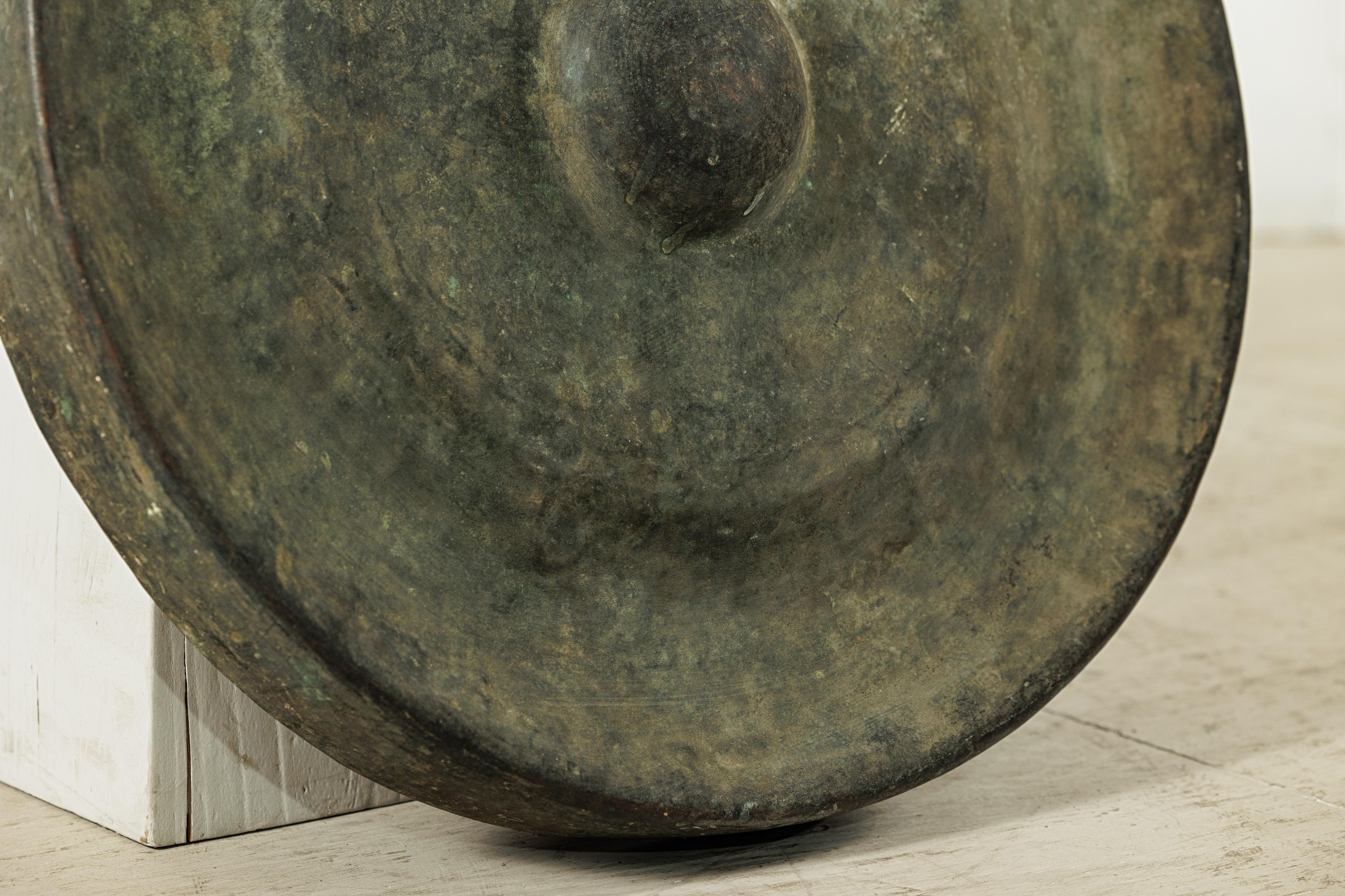 Gong antico in bronzo tailandese con centro a cupola e patina di Verdigris invecchiato in vendita 6