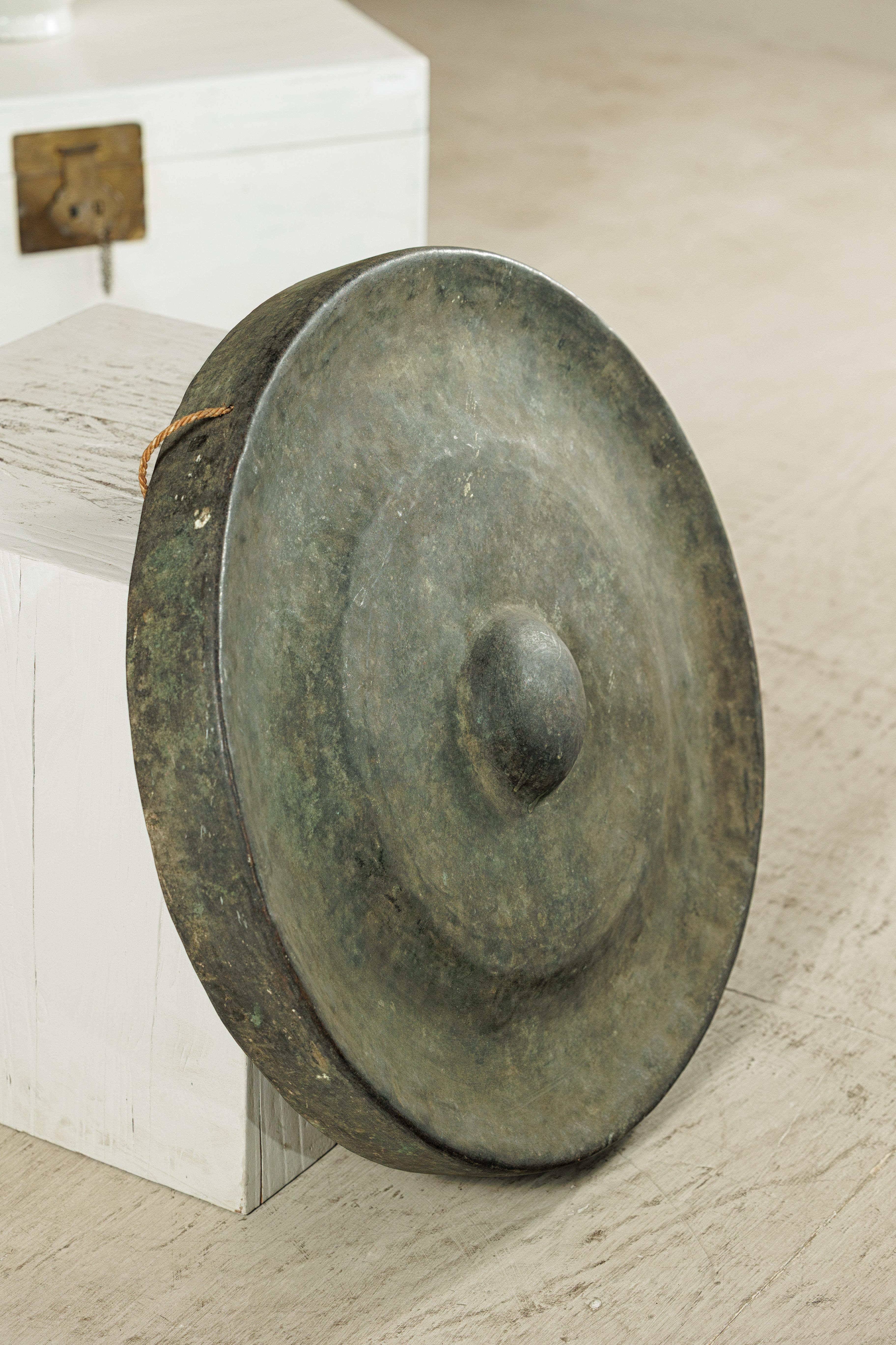 Gong antico in bronzo tailandese con centro a cupola e patina di Verdigris invecchiato in vendita 7