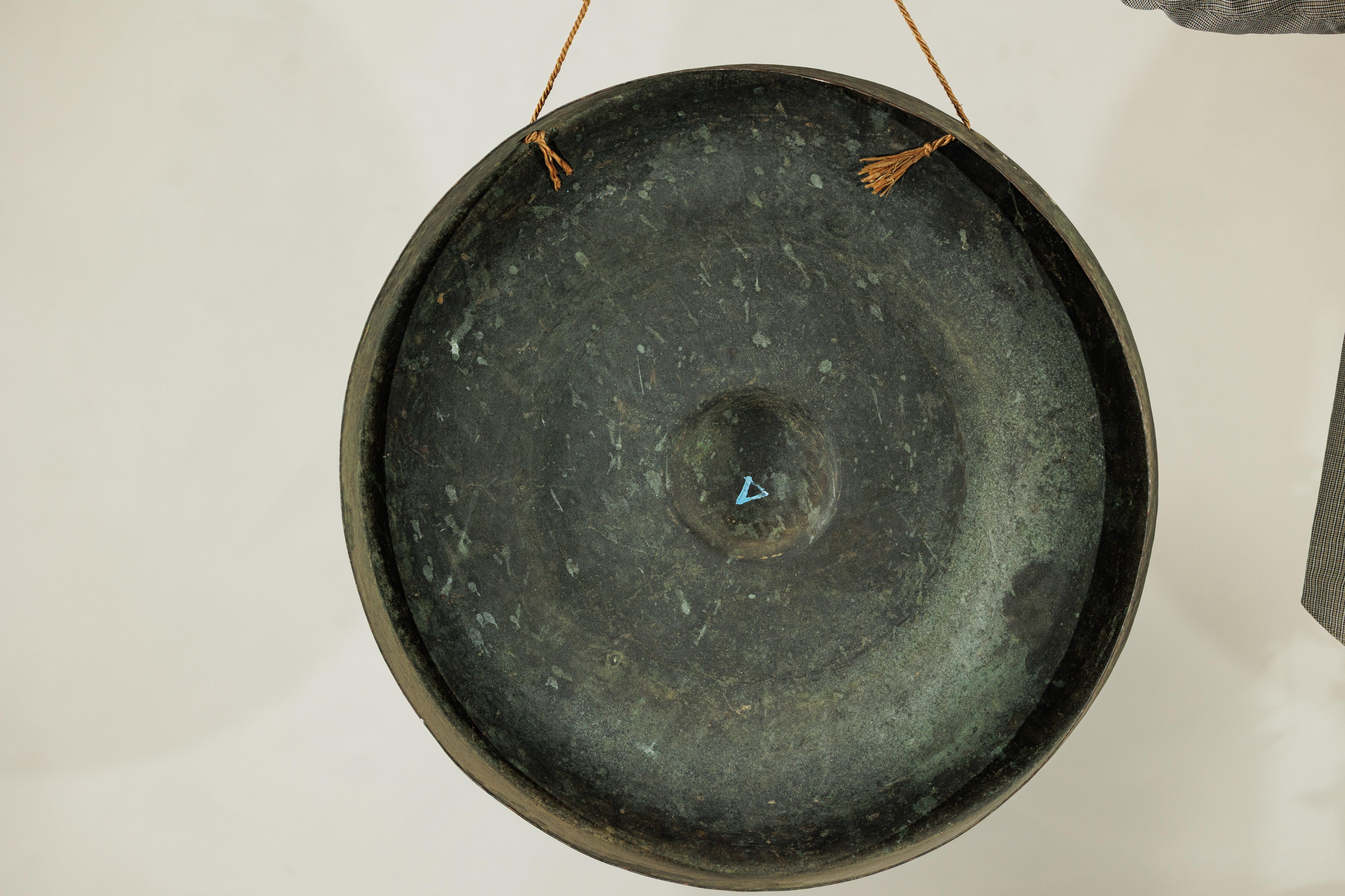 Gong antico in bronzo tailandese con centro a cupola e patina di Verdigris invecchiato in vendita 8