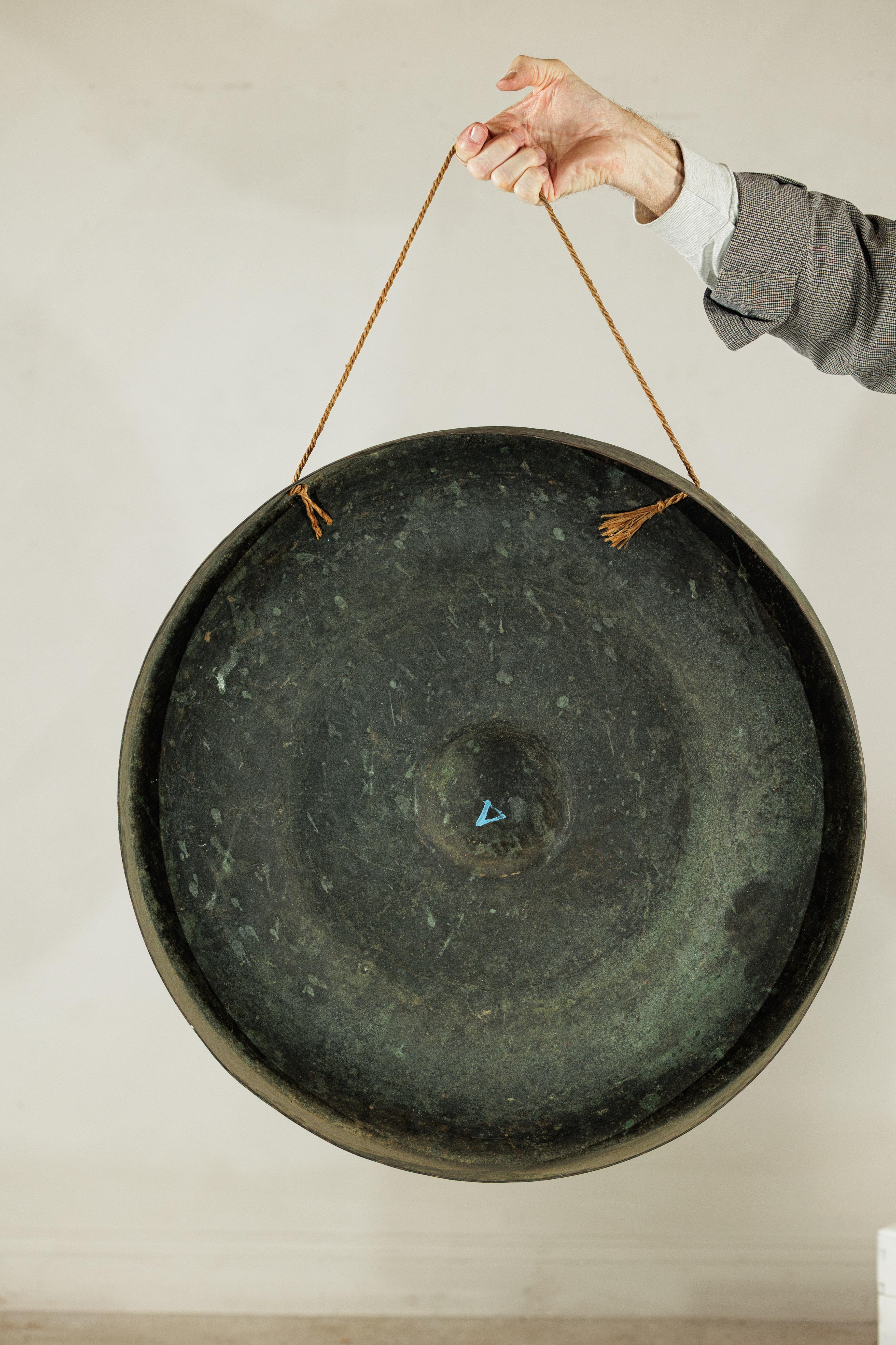 Gong antico in bronzo tailandese con centro a cupola e patina di Verdigris invecchiato in vendita 9