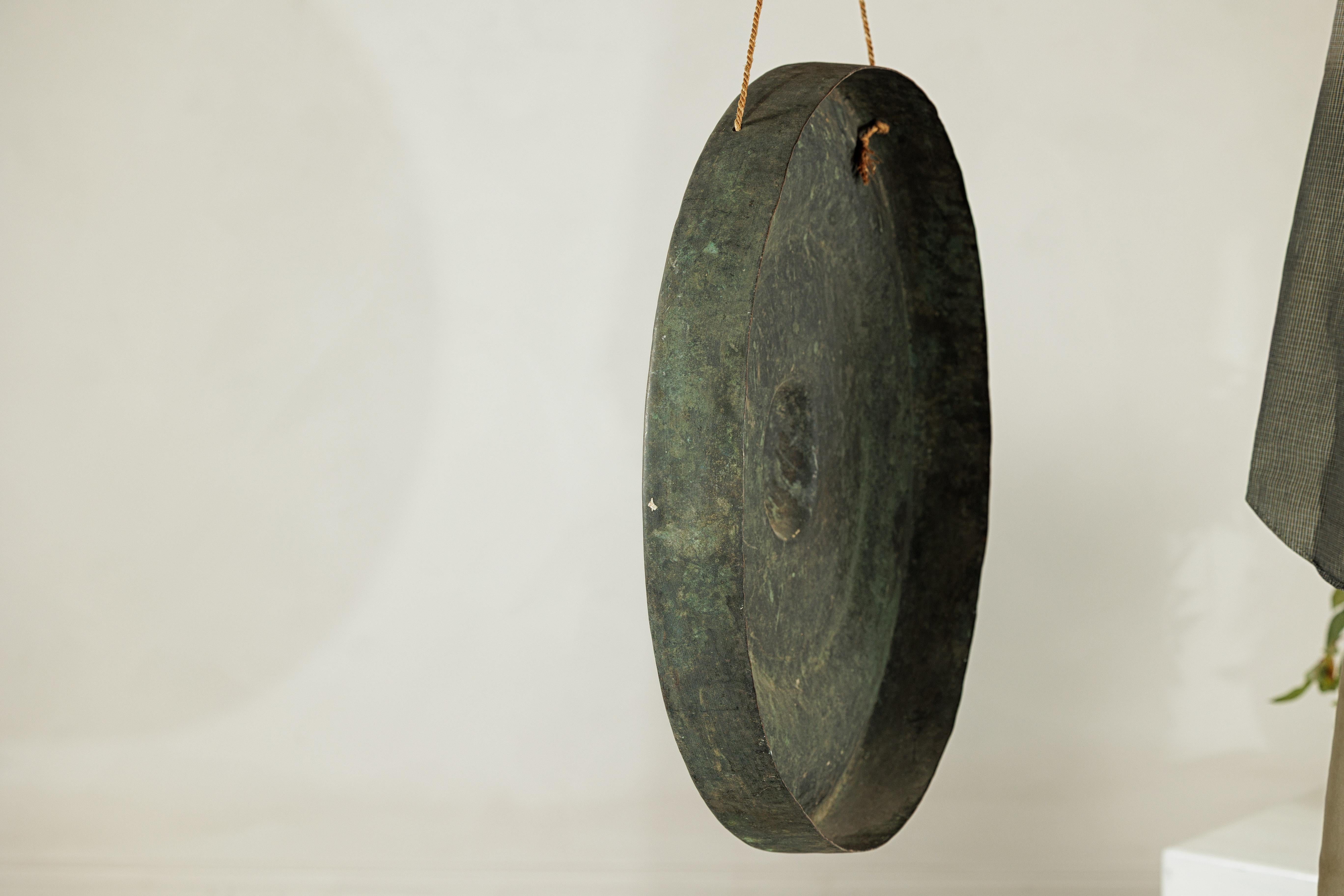 Gong antico in bronzo tailandese con centro a cupola e patina di Verdigris invecchiato in vendita 10