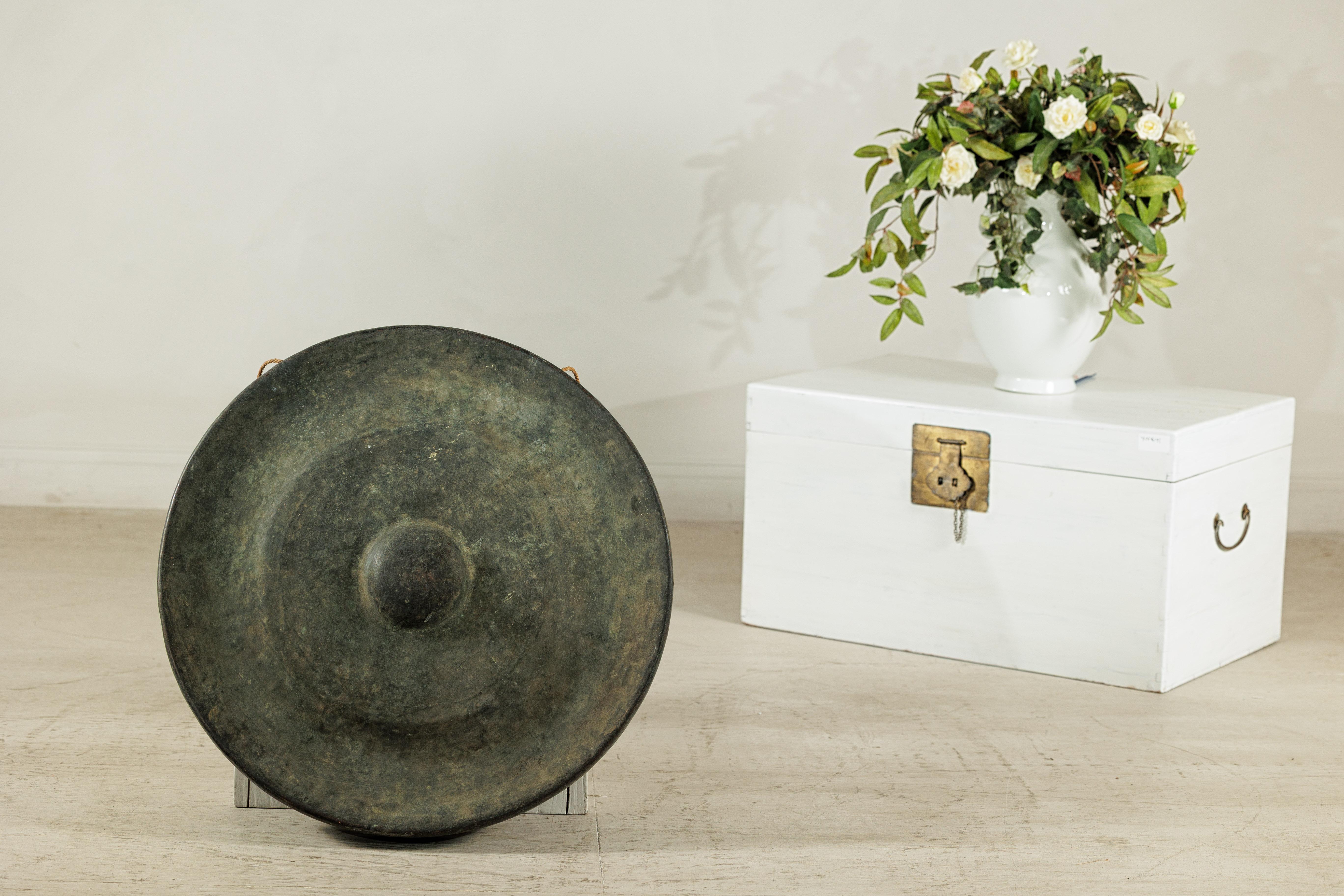 Thailandese Gong antico in bronzo tailandese con centro a cupola e patina di Verdigris invecchiato in vendita