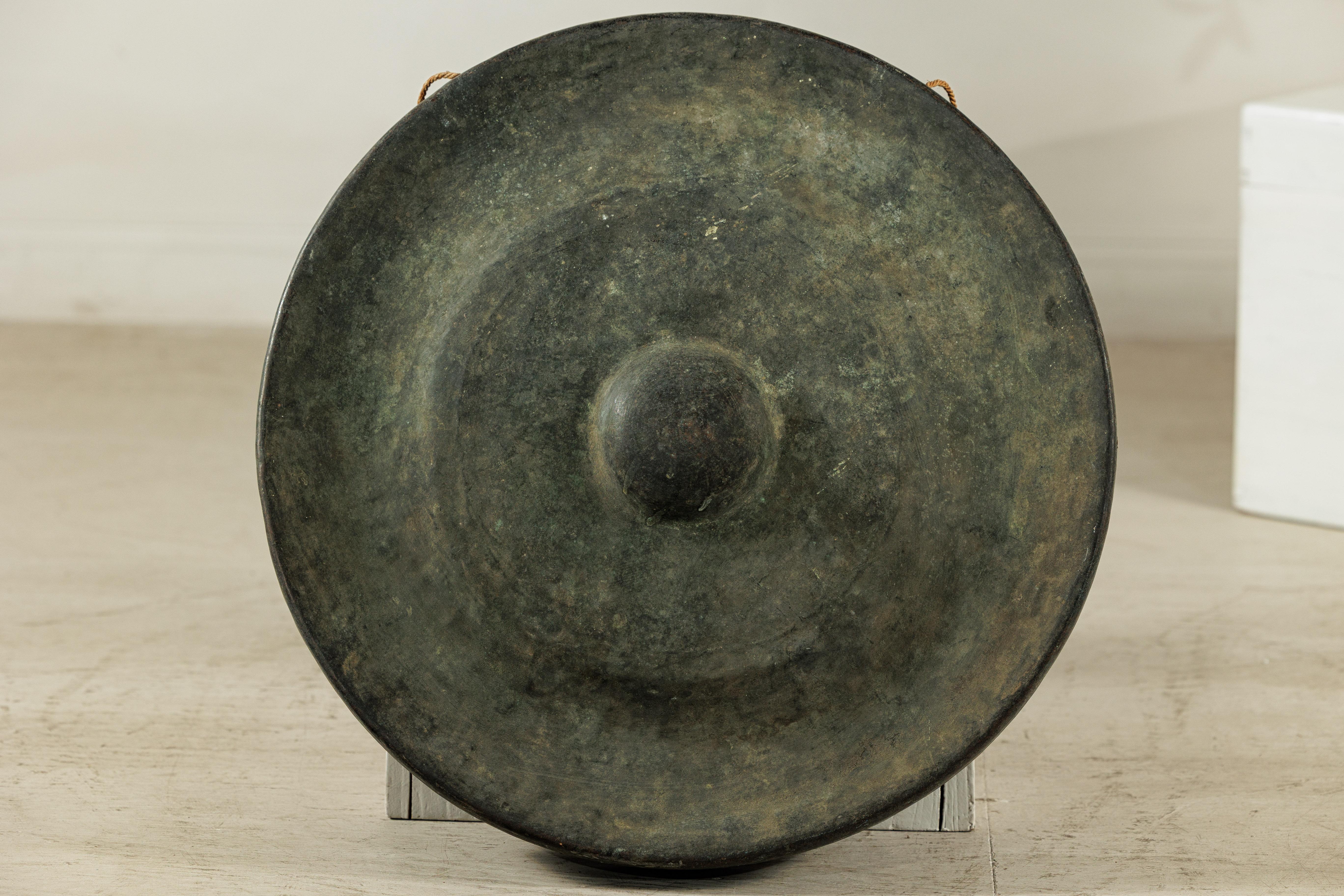 Gong antico in bronzo tailandese con centro a cupola e patina di Verdigris invecchiato In condizioni buone in vendita a Yonkers, NY