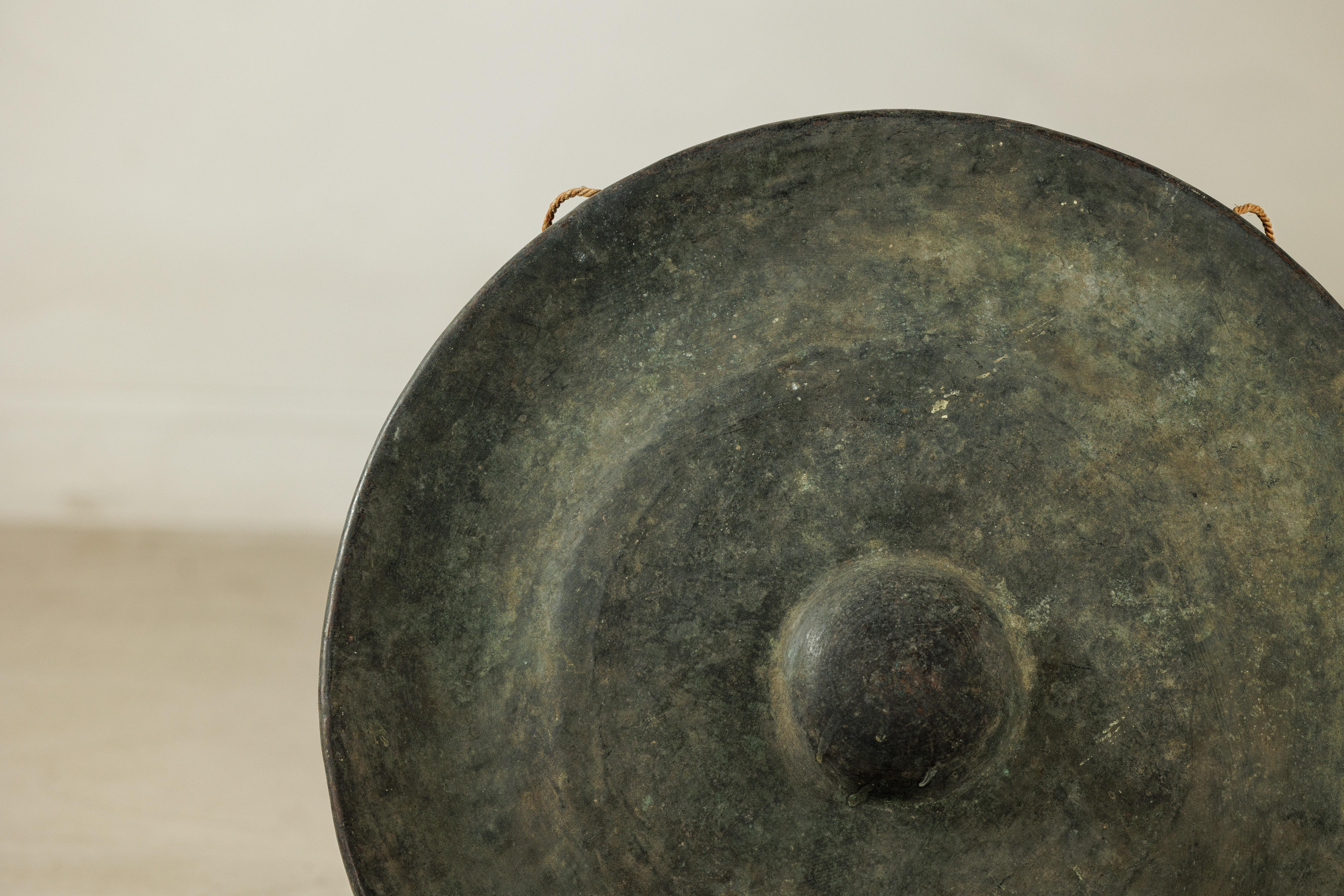 XX secolo Gong antico in bronzo tailandese con centro a cupola e patina di Verdigris invecchiato in vendita