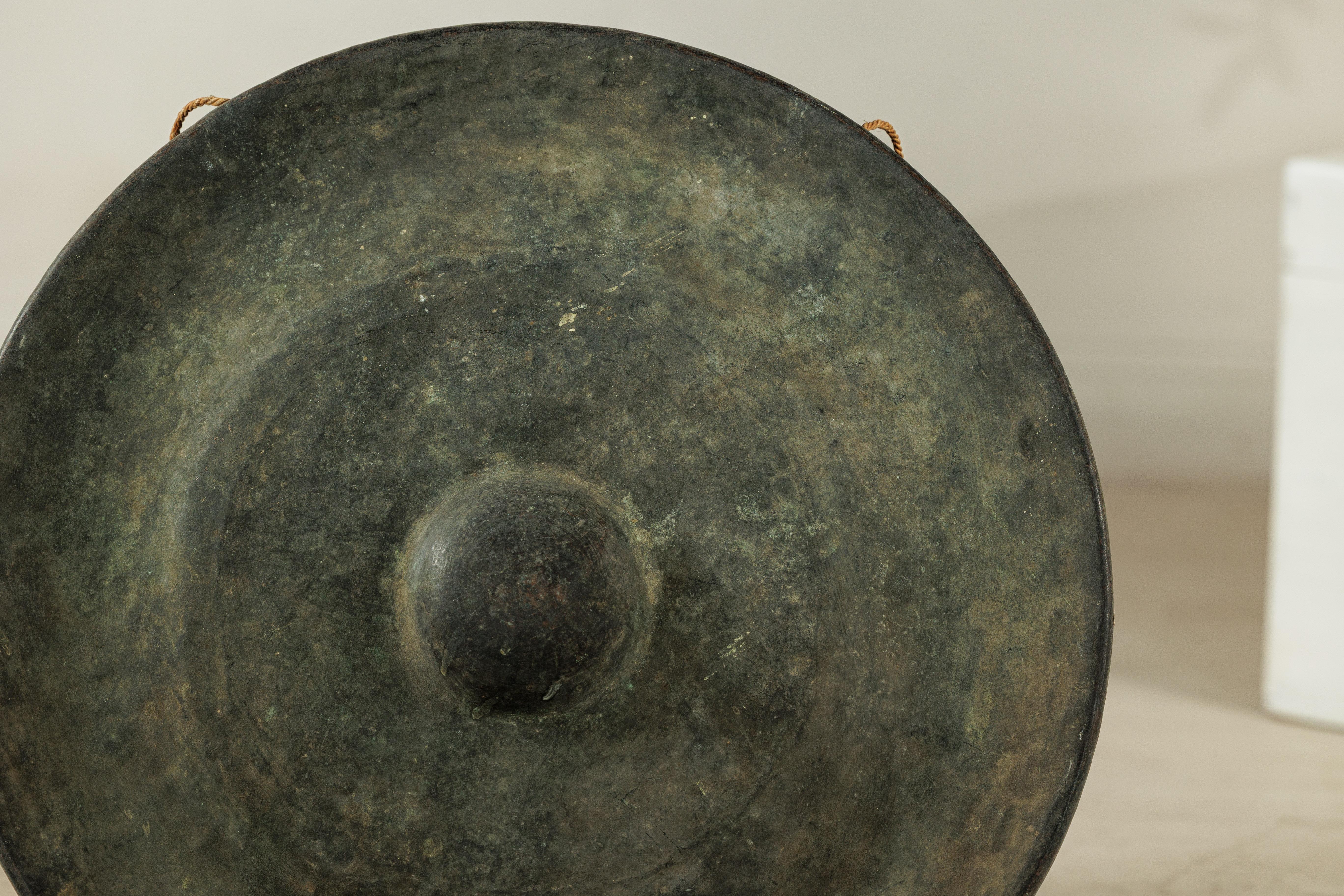 Bronzo Gong antico in bronzo tailandese con centro a cupola e patina di Verdigris invecchiato in vendita