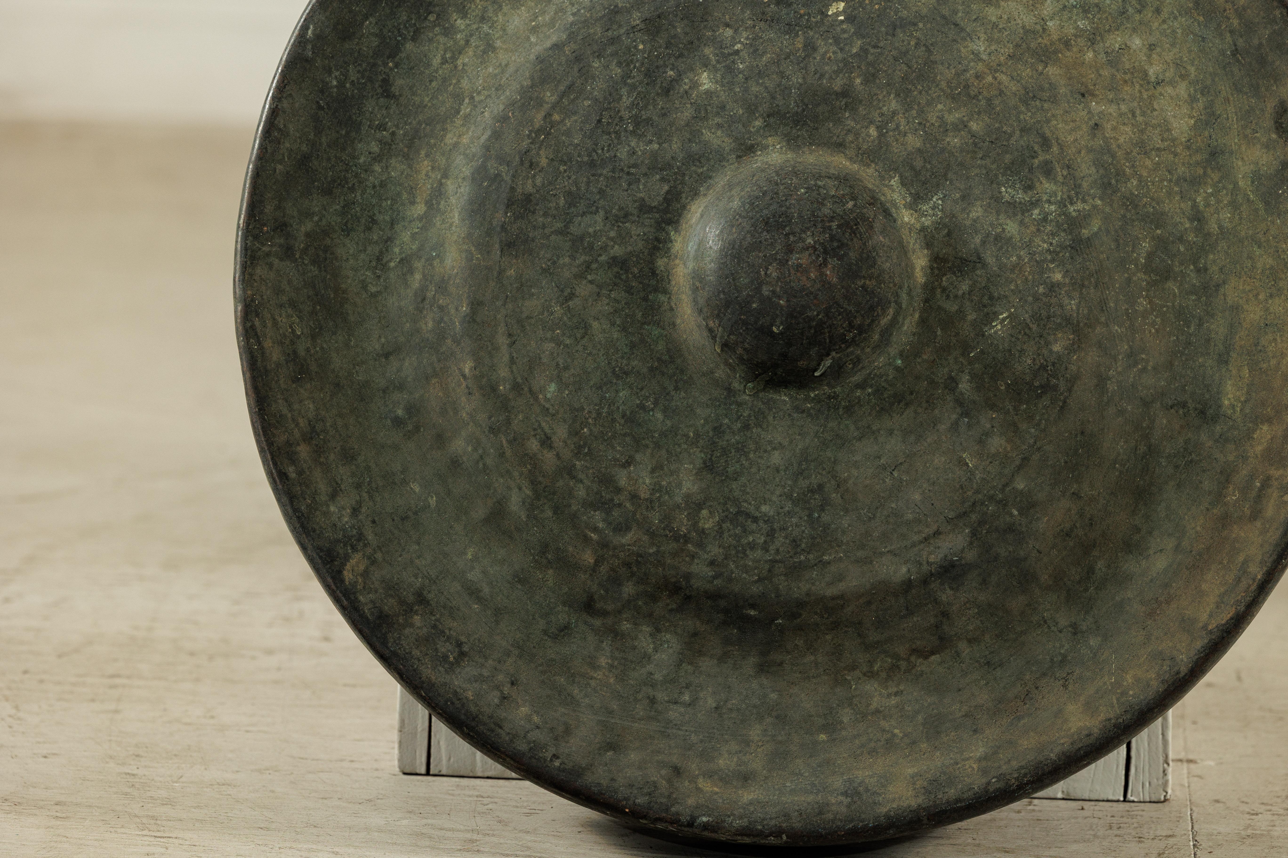 Gong antico in bronzo tailandese con centro a cupola e patina di Verdigris invecchiato in vendita 1